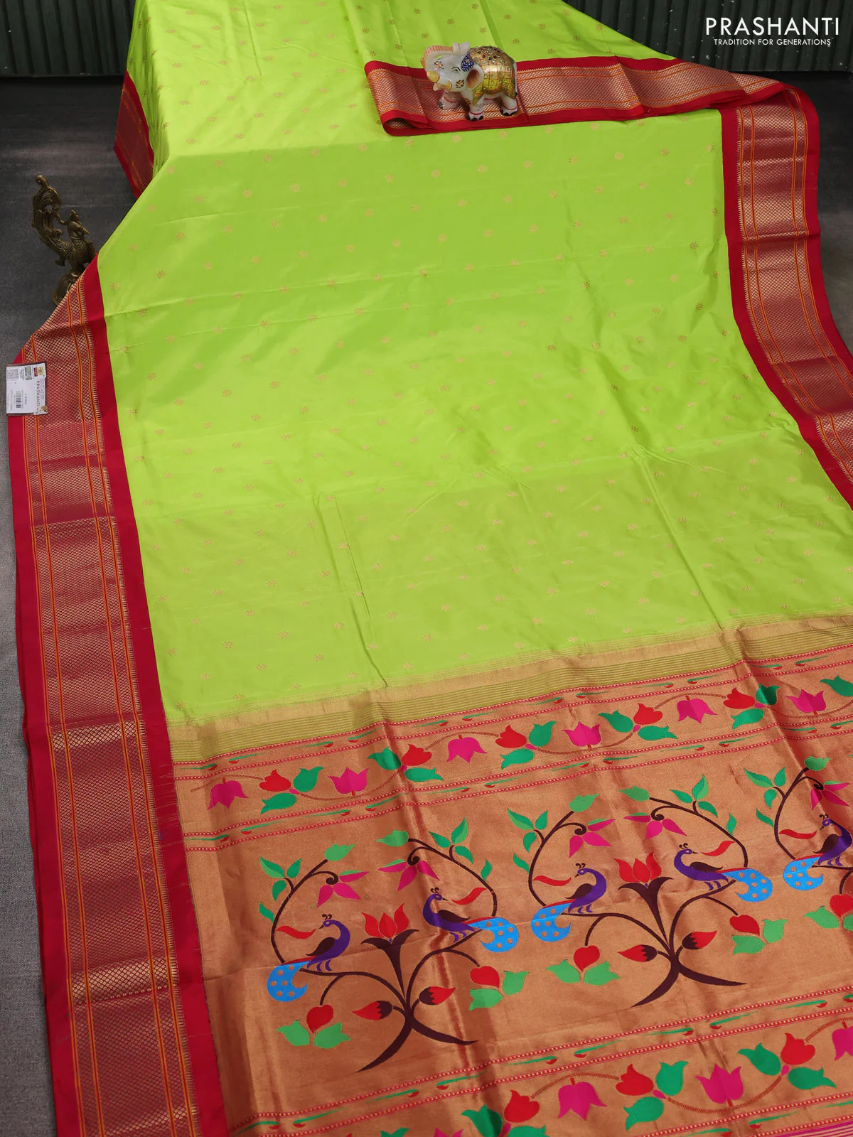 Pure paithani silk saree fluorescent green and reddish pink with allover zari woven buttas and paithani weaving pallu - Image 2