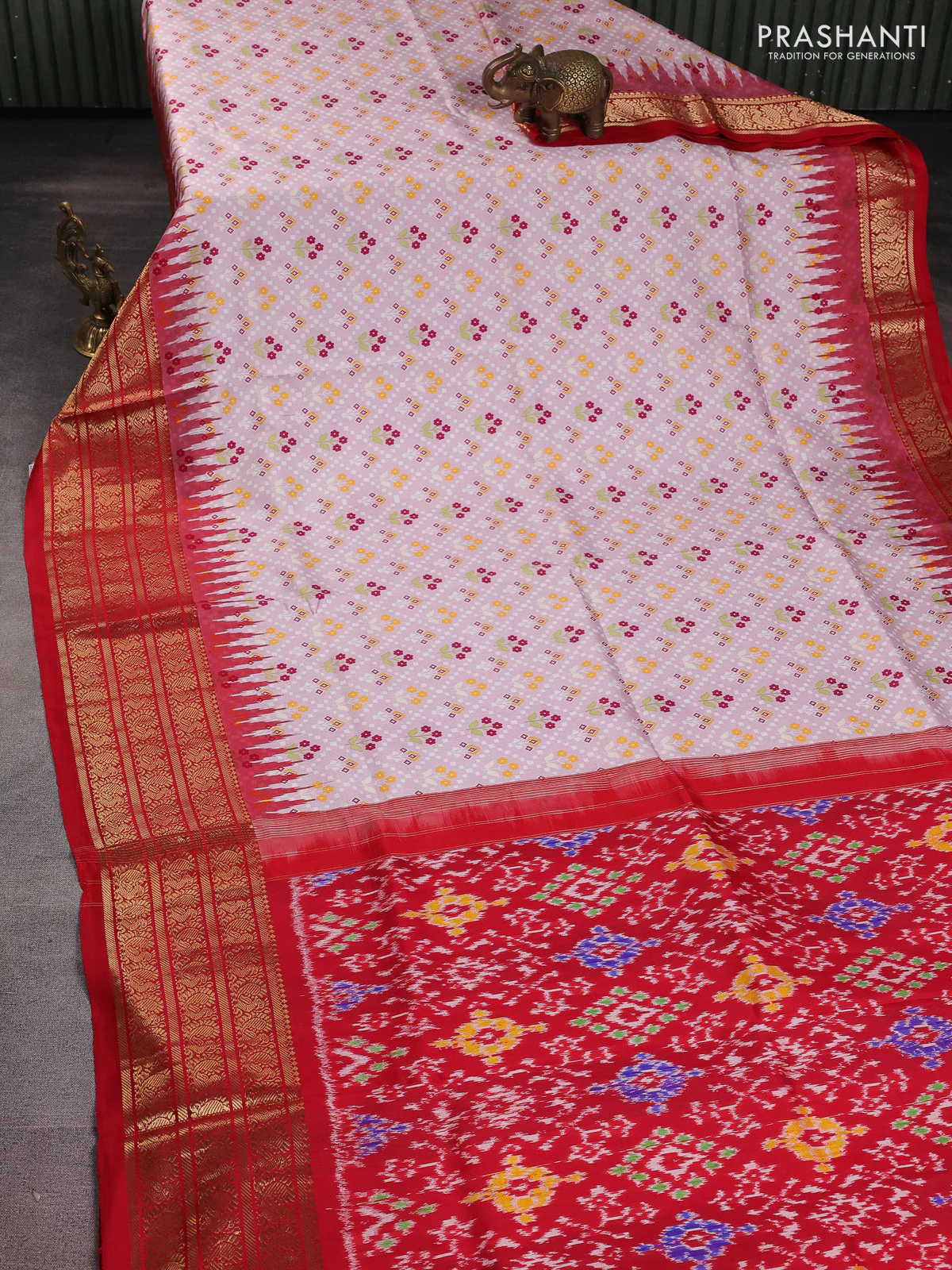 Pure pochampally silk saree light pink and red with floral prints and temple design annam zari woven border - Image 2