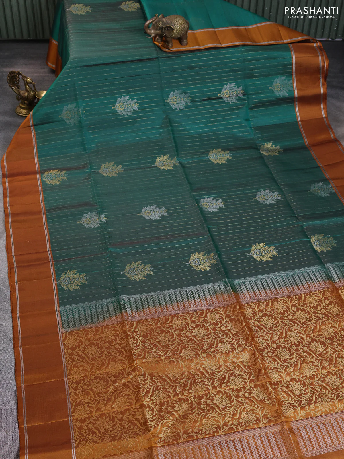 Pure soft silk saree dual shade of green and dark mustard with allover zari weaves & buttas and zari woven border - Image 2