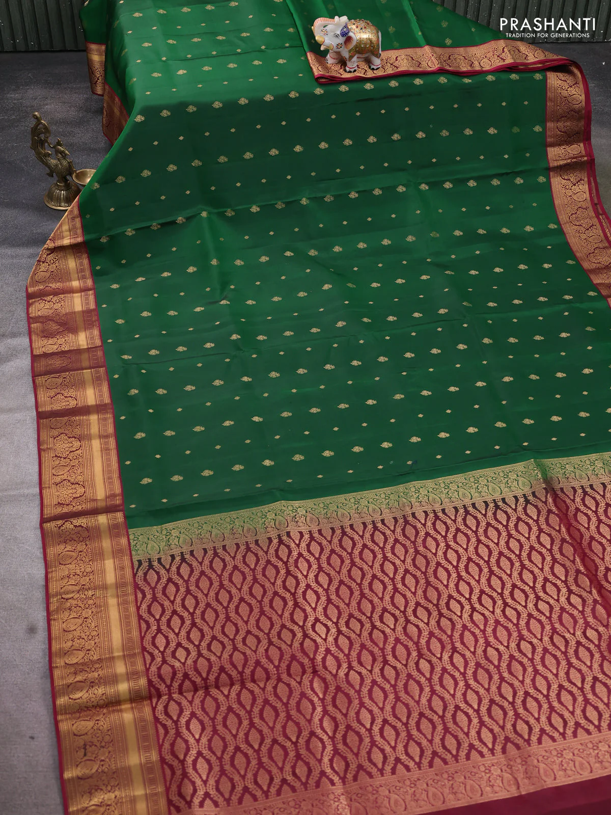 Pure soft silk saree green and dark magenta pink with allover zari woven buttas and rich zari woven border - Image 2