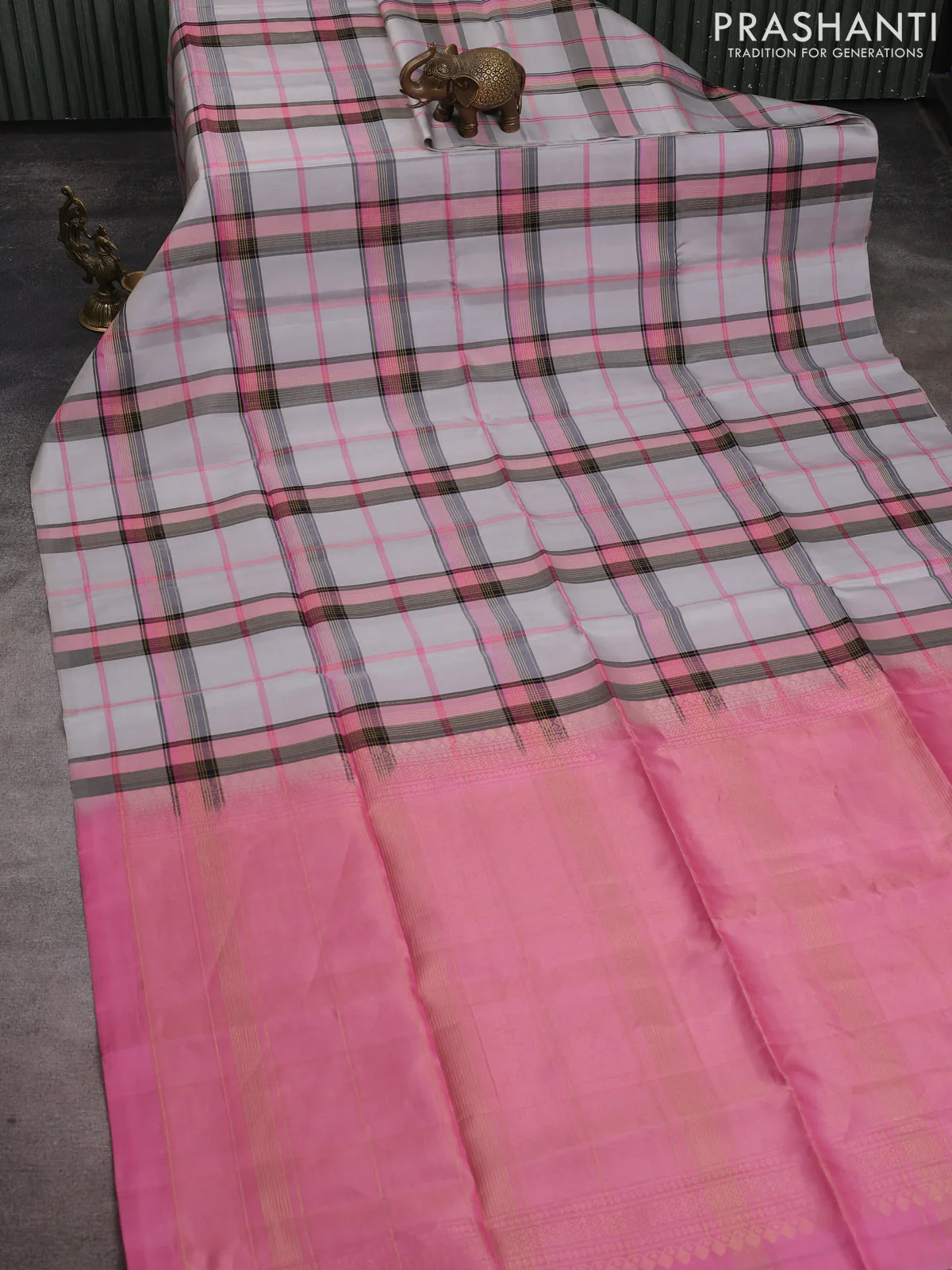 Pure soft silk saree grey and light pink with allover zari checked pattern in borderless style - Image 2
