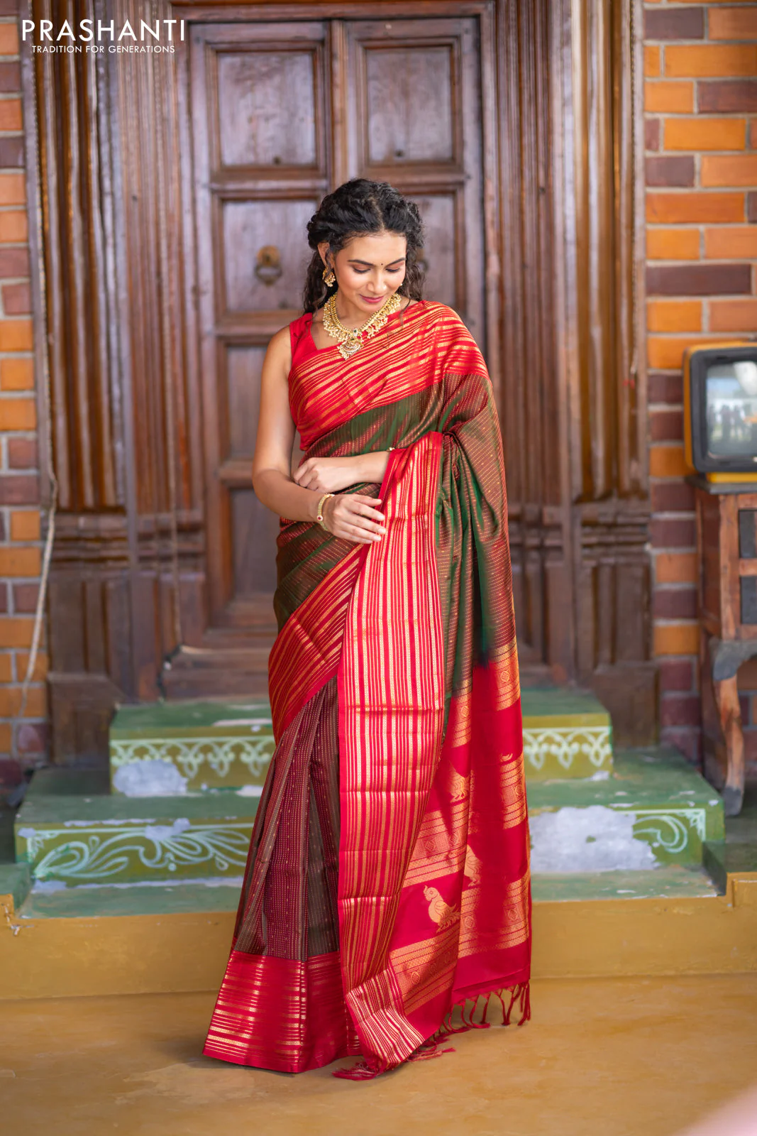 Pure soft silk saree manthulir green and red with allover zari weaves and long zari woven border - Image 4