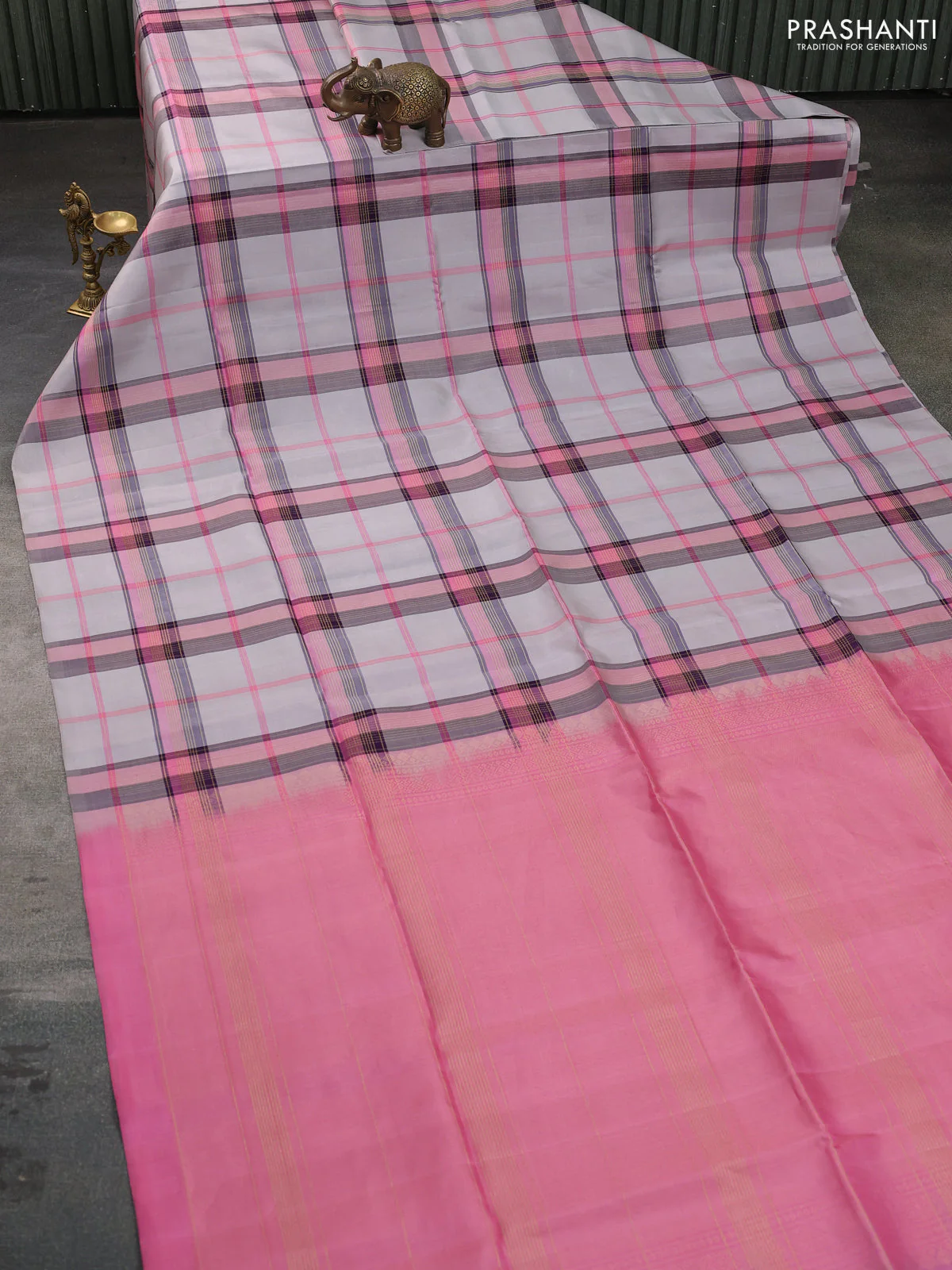 Pure soft silk saree pastel grey and peach pink with allover zari checked pattern In borderless style - Image 2