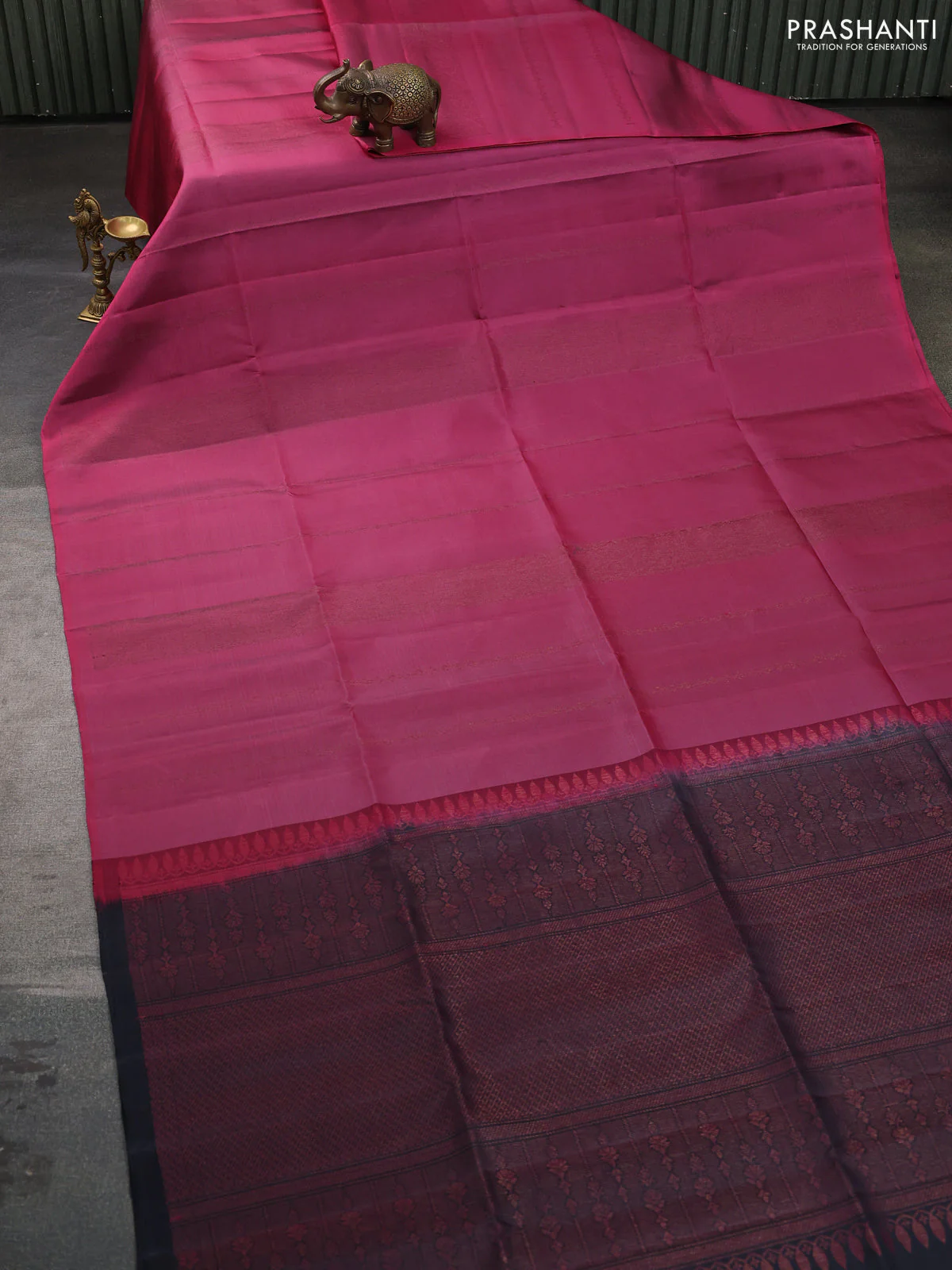Pure soft silk saree pink shade and black with allover thread & zari weaves In borderless style - Image 2