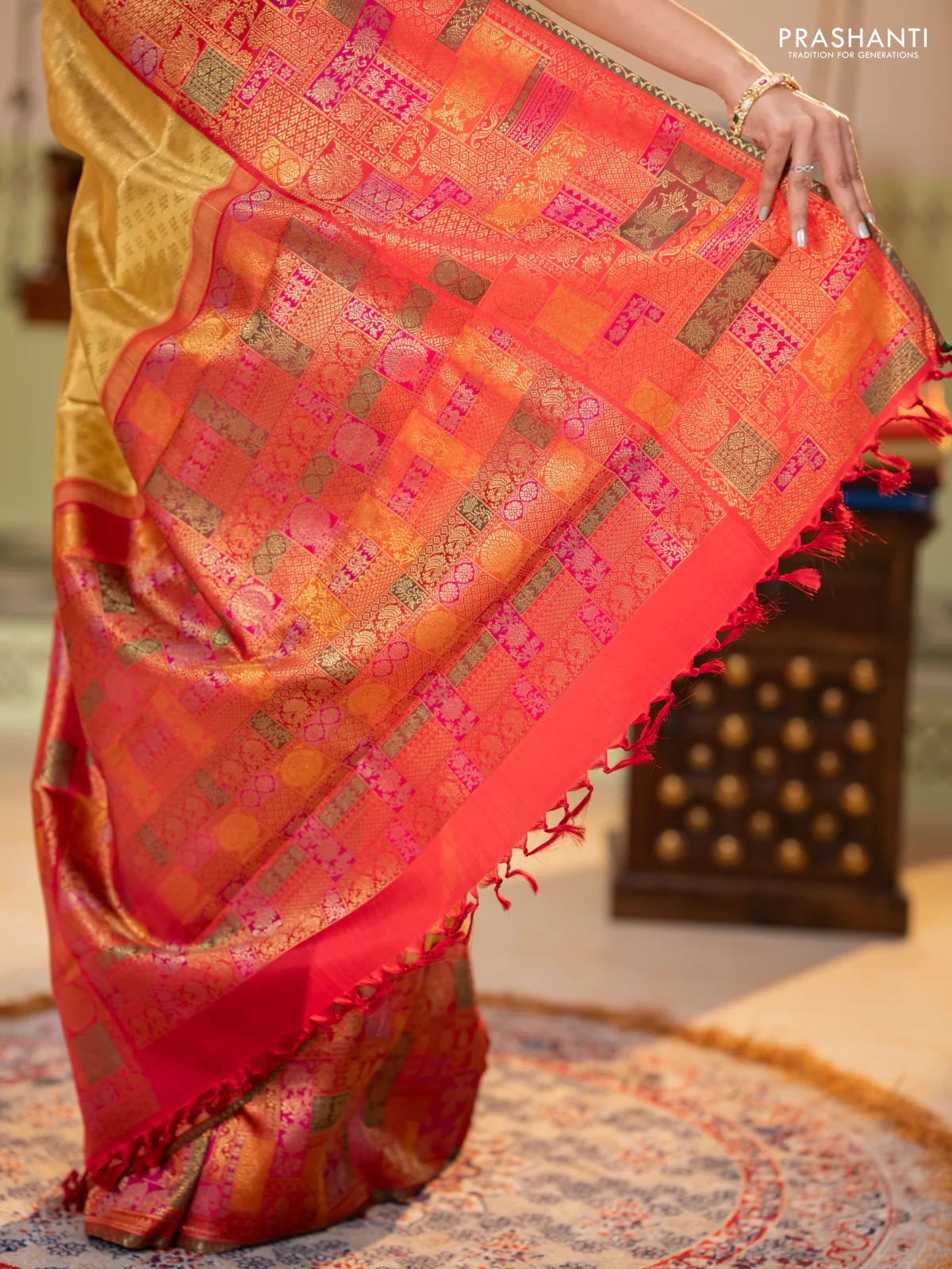 Pure tissue kanchipuram silk saree gold and maroon with allover zari woven butta weaves and long zari woevn paithani style border - Image 4