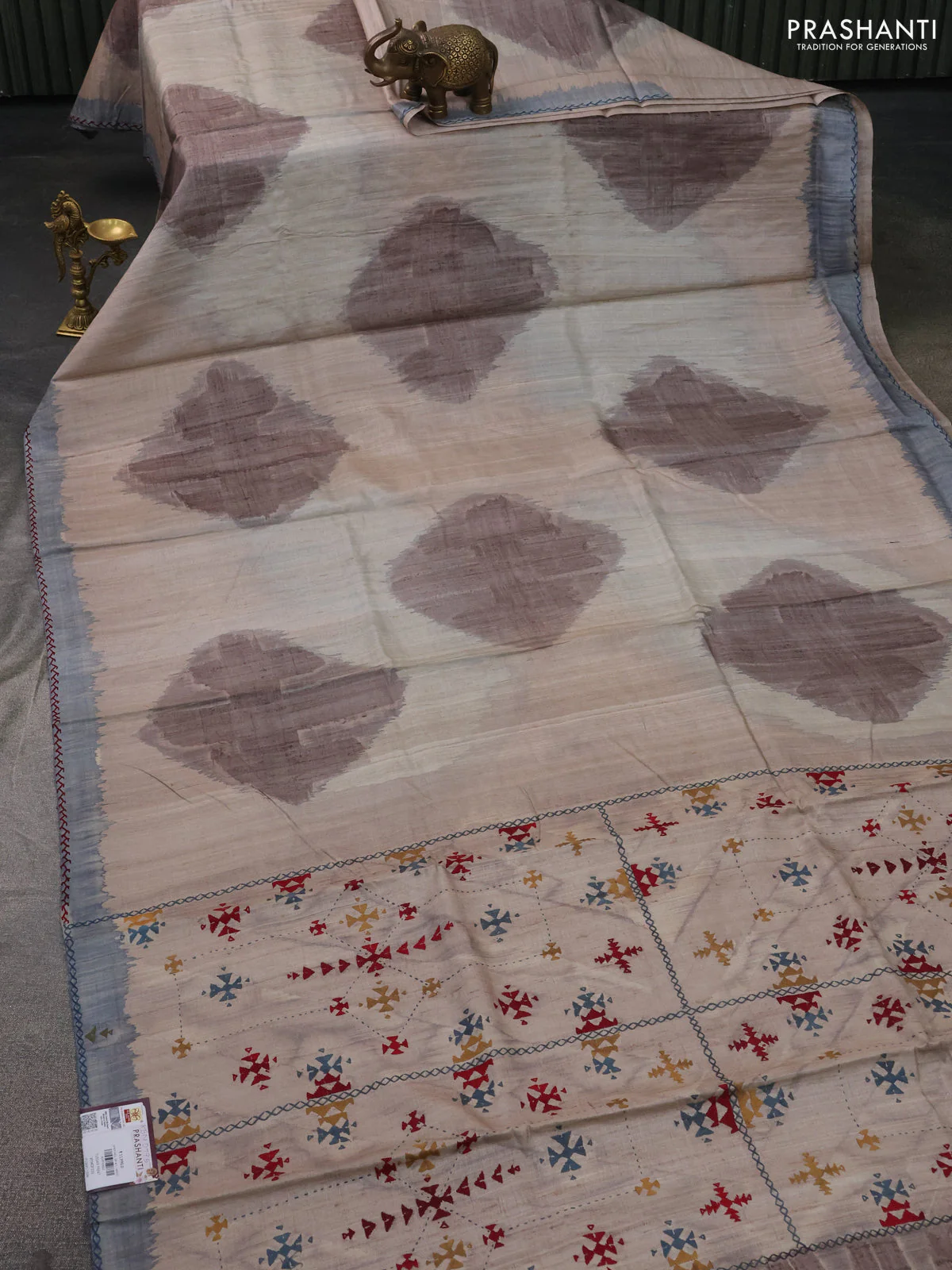 Pure tussar silk saree beige and grey with allover geometric prints and embroidery work pallu - Image 2