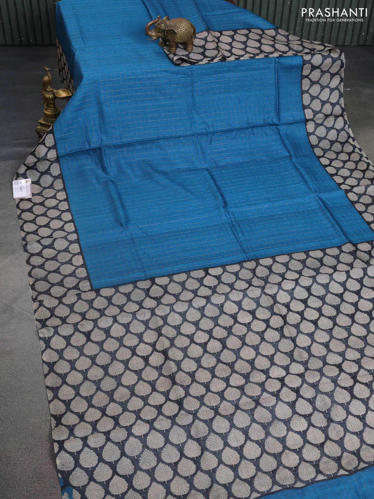 Pure tussar silk saree blue and black with allover zari checked pattern and printed butta border - Image 2