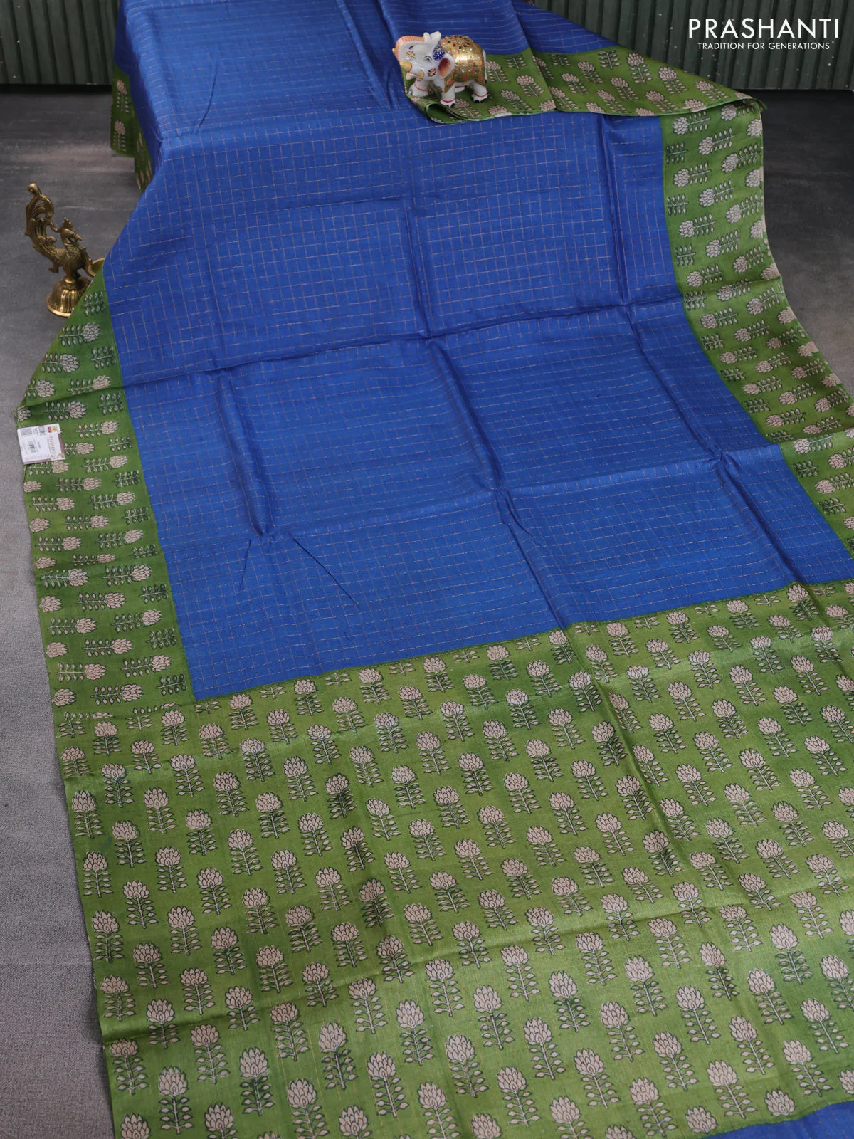 Pure tussar silk saree blue and green with allover zari checked pattern and floral printed border - Image 2