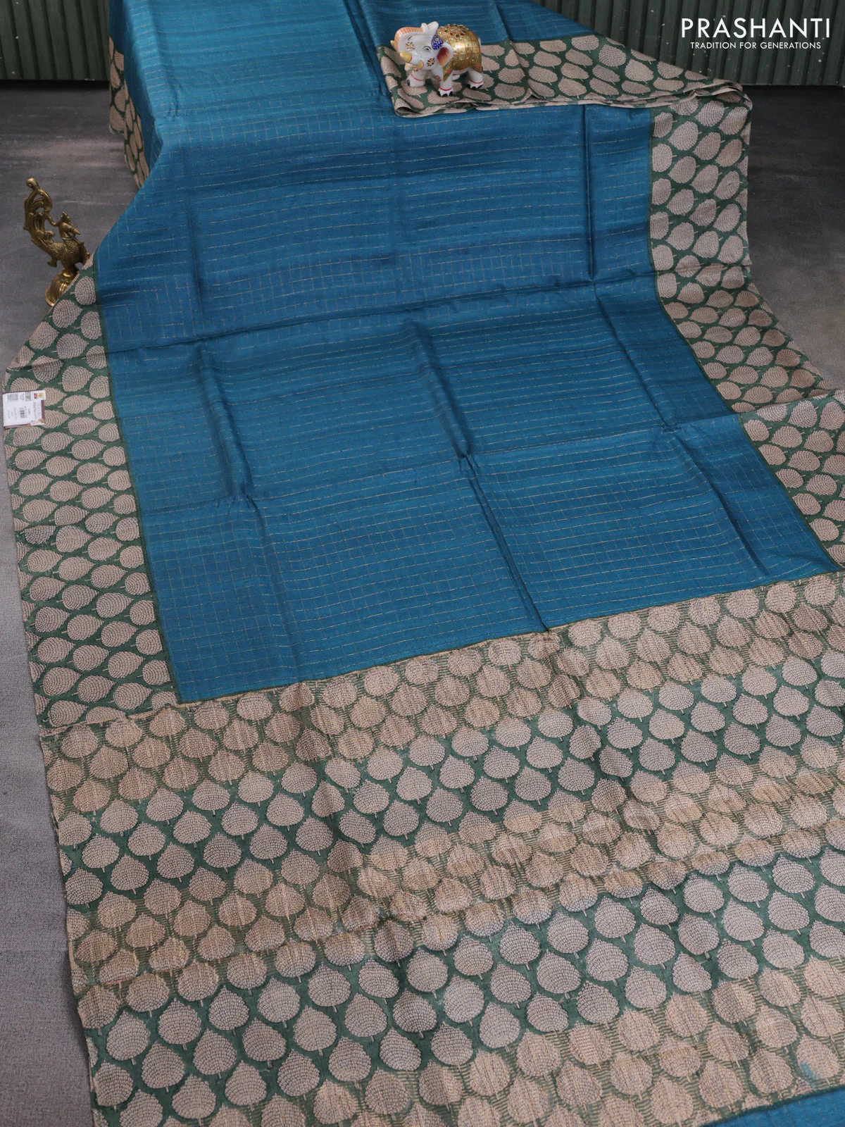 Pure tussar silk saree peacock blue and green shade with allover zari checked pattern and printed butta border - Image 2