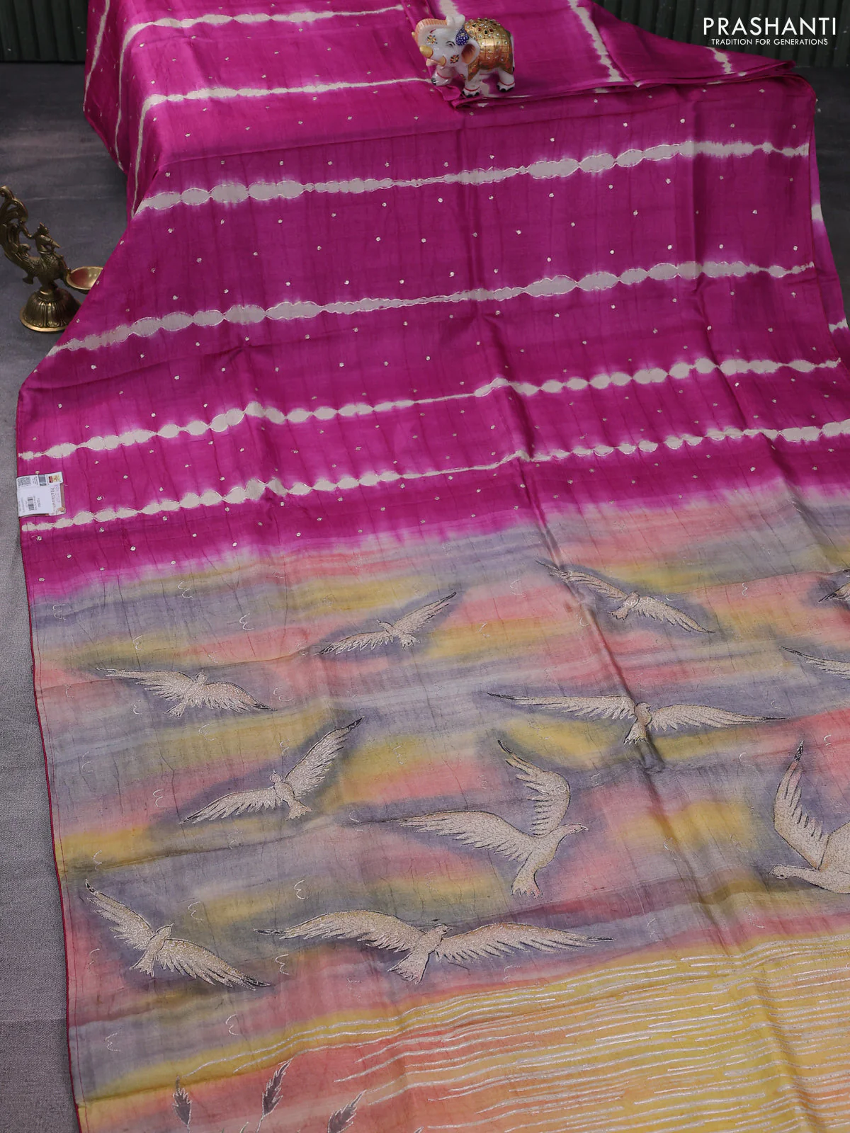 Pure tussar silk saree pink and grey shade with tie & dye prints and pita work pallu - Image 2