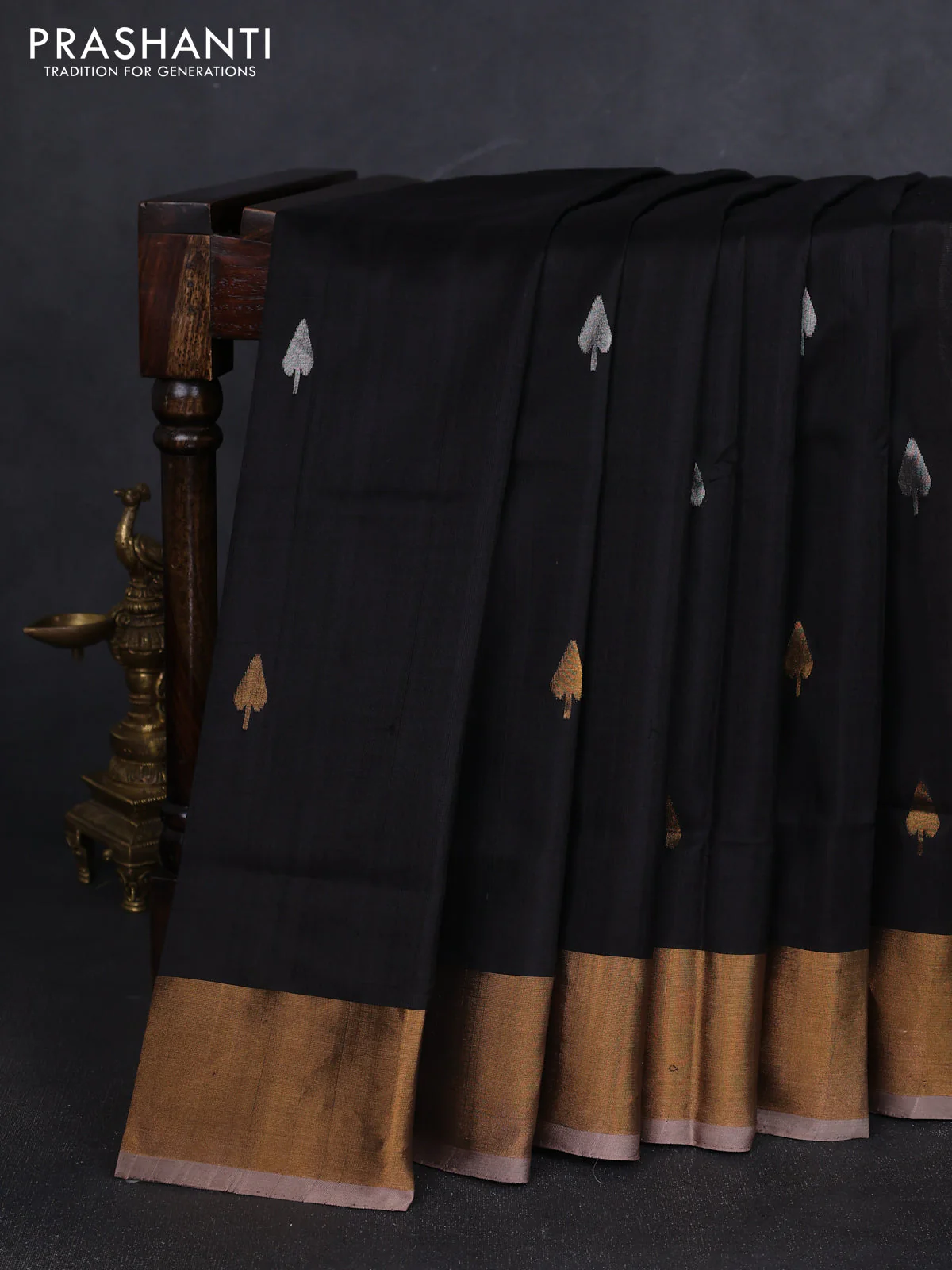 Pure uppada silk saree black and pastel peach with silver & gold zari woven buttas and jamdhani design pallu - Image 3