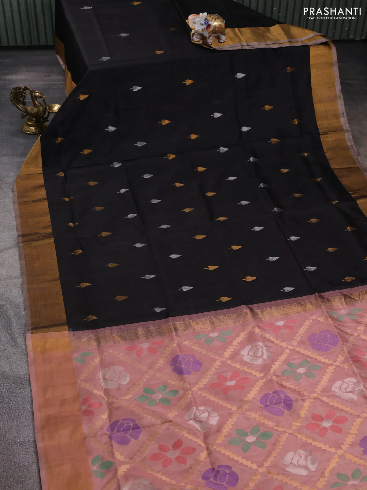 Pure uppada silk saree black and pastel peach with silver & gold zari woven buttas and jamdhani design pallu - Image 4
