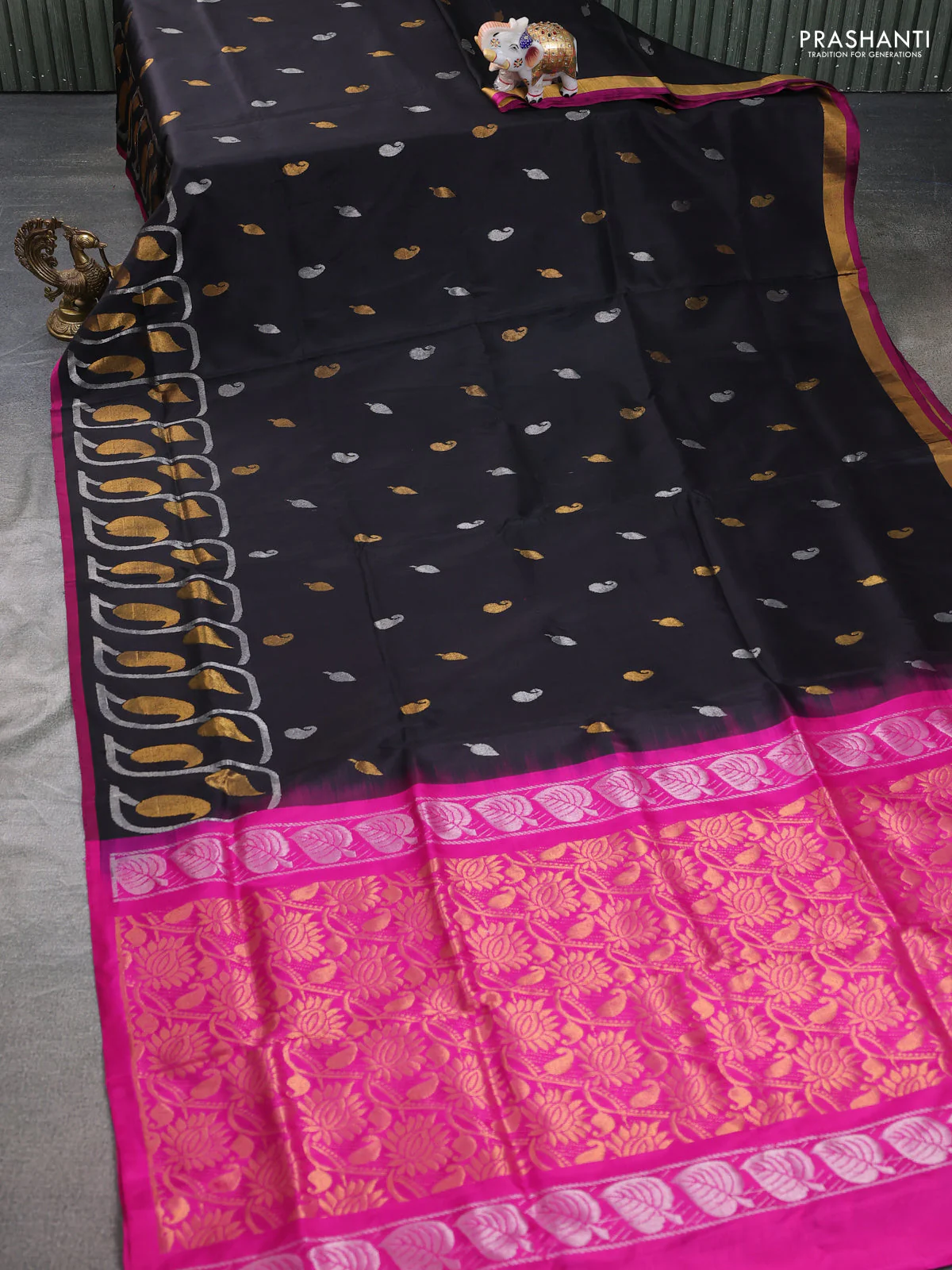 Pure uppada silk saree black and pink with zari woven paisley buttas and zari woven border - Image 2