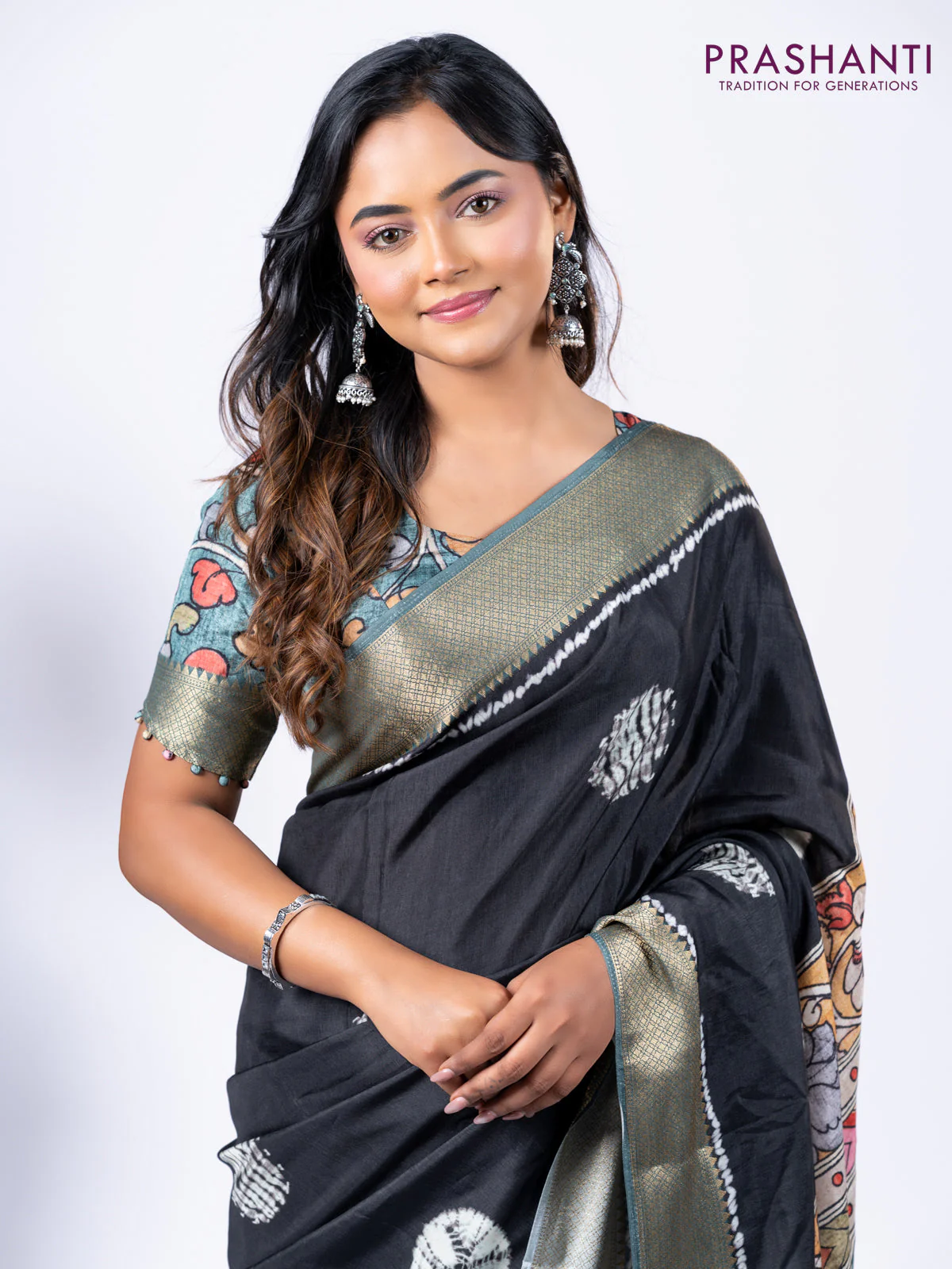 Semi crepe saree black and greyish green with shibori butta prints and kalamkari printed pallu & zari border - Image 4