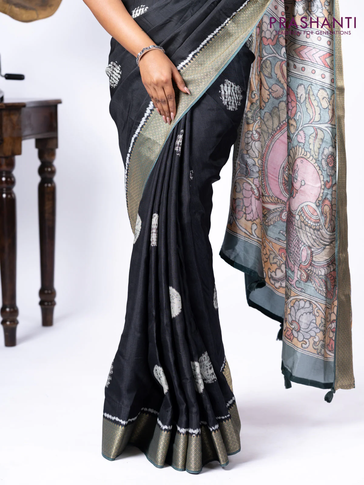 Semi crepe saree black and greyish green with shibori butta prints and kalamkari printed pallu & zari border - Image 5