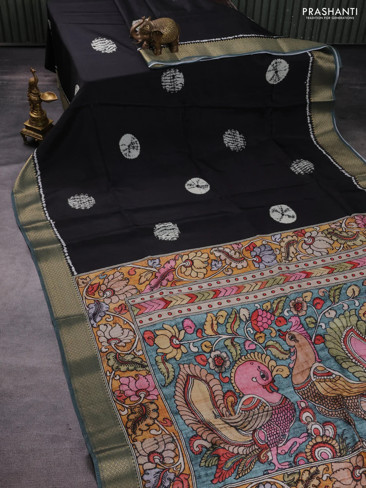 Semi crepe saree black and greyish green with shibori butta prints and kalamkari printed pallu & zari border - Image 8
