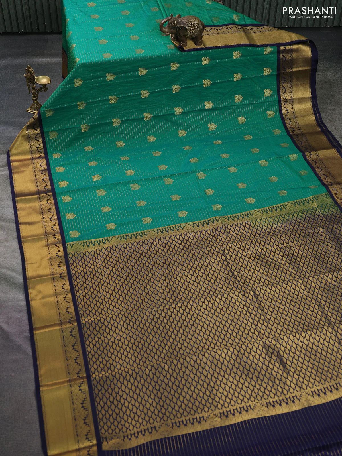Semi kanchipuram silk saree green and navy blue with allover zari weaves & buttas and rich zari woven korvai border - Image 2