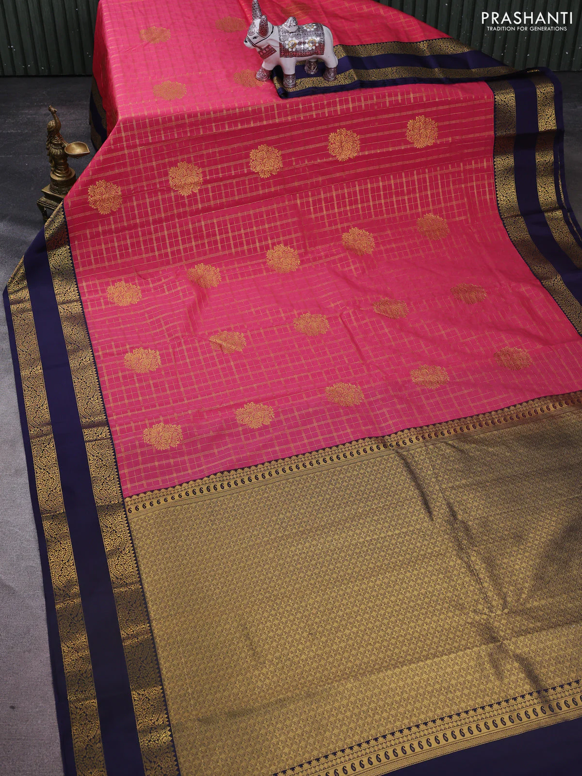 Semi kanchipuram silk saree peach pink and navy blue with allover zari checks & buttas and rettapet zari woven korvai border - Image 2
