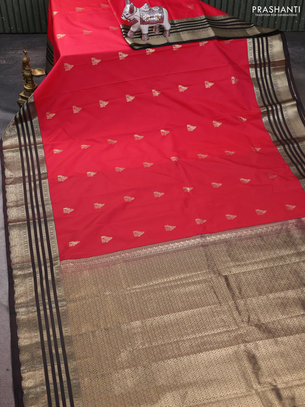 Semi kanchipuram silk saree reddish pink and coffee brown with zari woven buttas and zari woven korvai border - Image 2