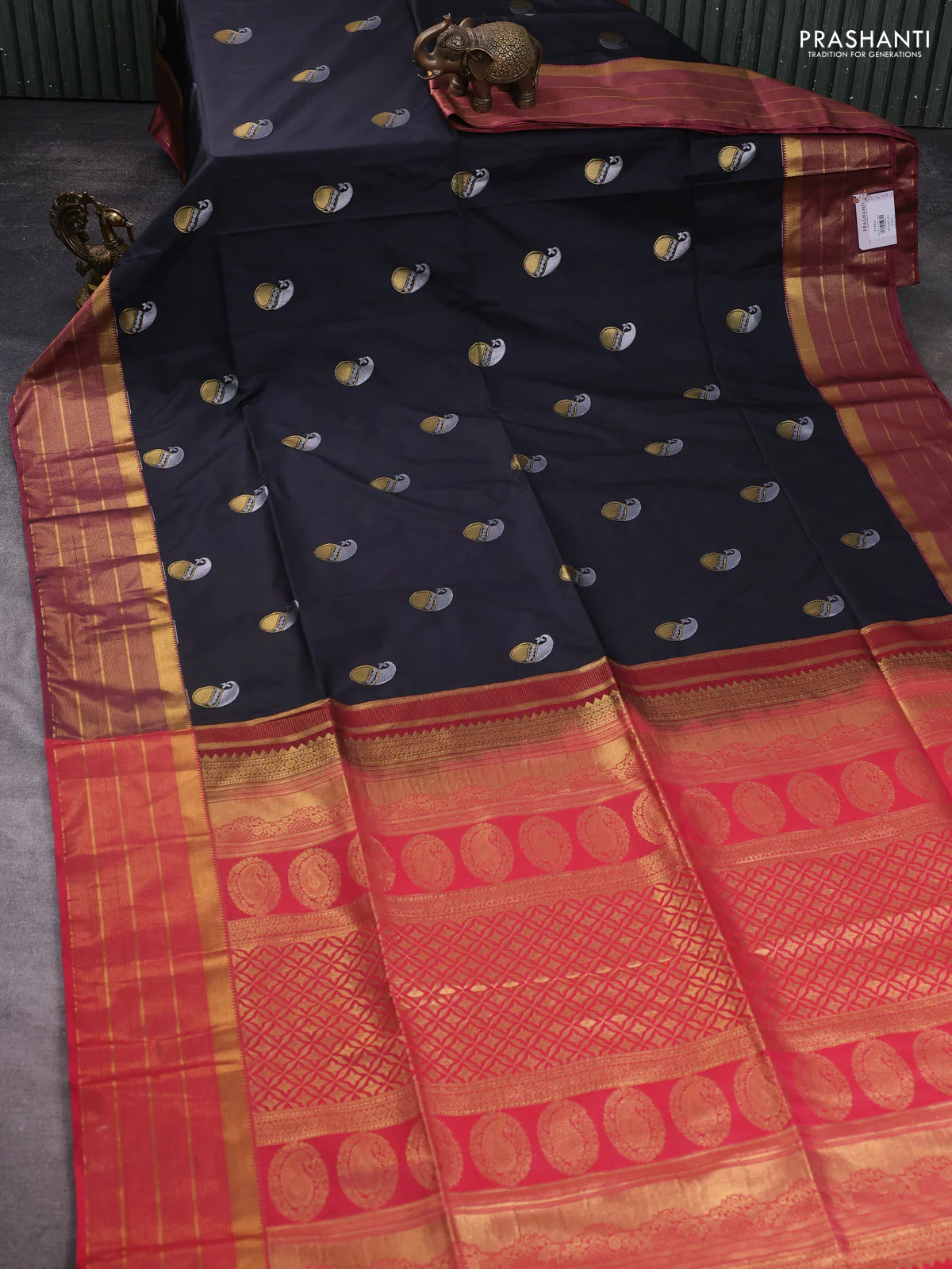Semi soft silk saree black and peach pink with allover paisley zari woven buttas and zari woven border - Image 2