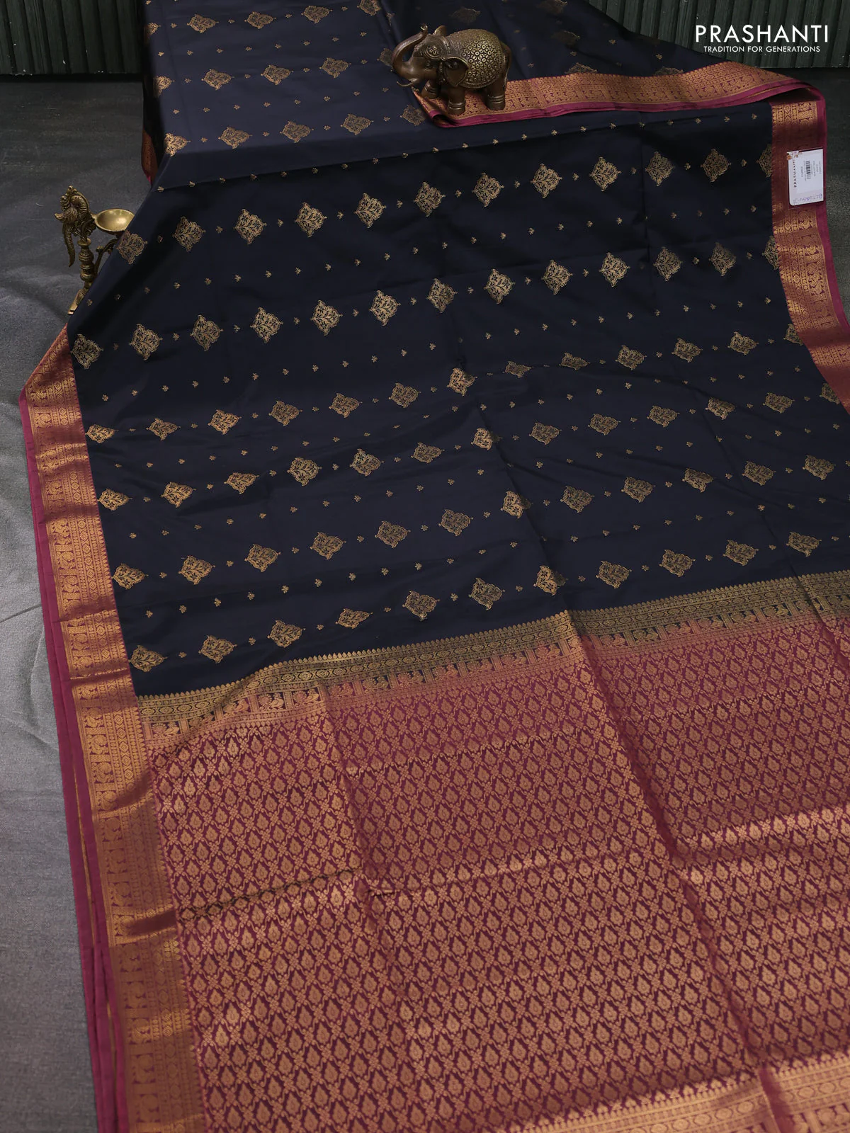 Semi soft silk saree black and peach pink with allover zari woven buttas and zari woven korvai border - Image 2