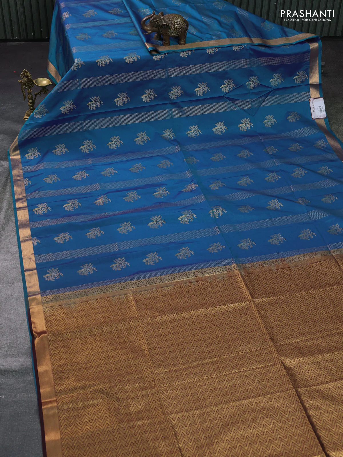 Semi soft silk saree blue and maroon with allover zari weaves & buttas and small zari woven border - Image 2