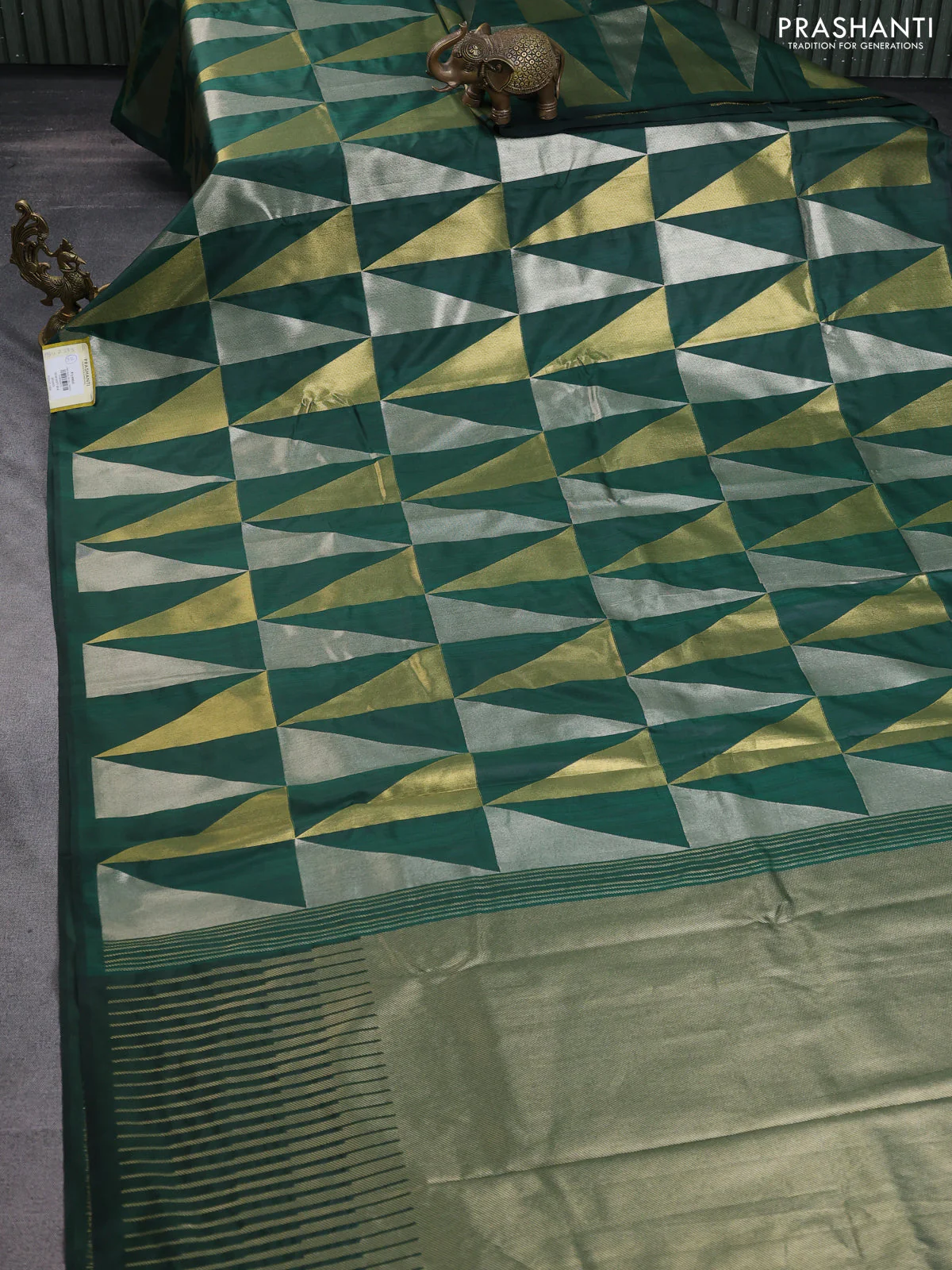 Semi soft silk saree green with allover silver & gold geometric weaves in borderless style - Image 2
