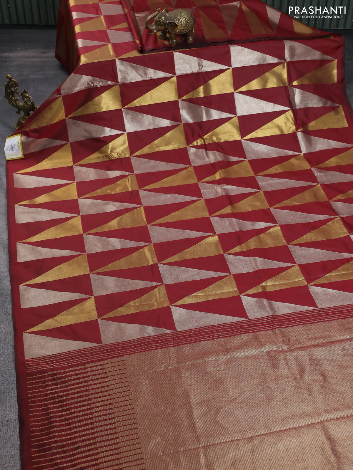 Semi soft silk saree maroon with allover silver & gold geometric weaves in borderless style - Image 2
