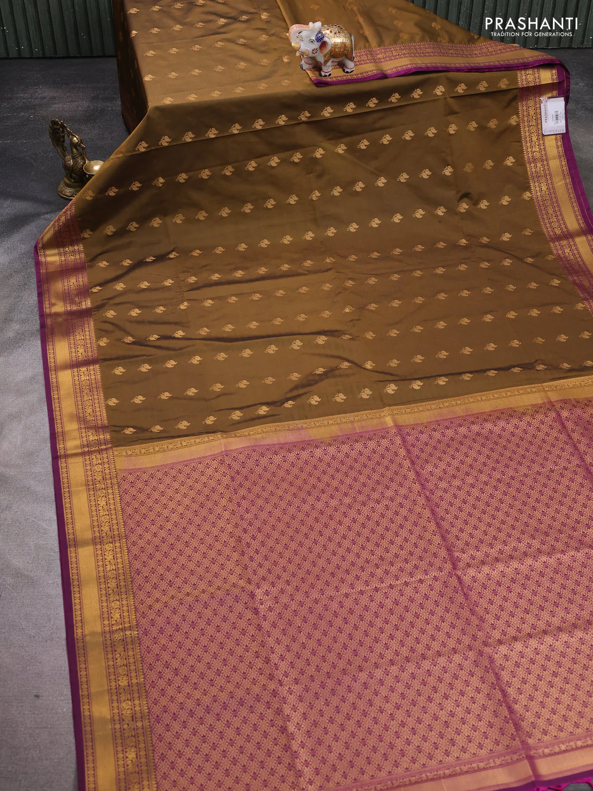 Semi soft silk saree mehendi green and dark magenta pink with allover zari woven buttas and zari woven korvai border - Image 2