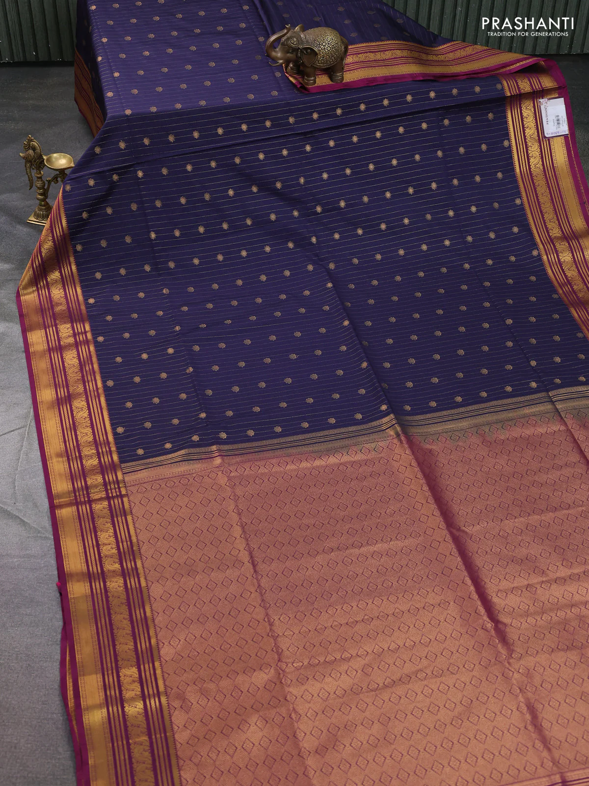 Semi soft silk saree navy blue and dark magenta pink with allover zari weaves & buttas and zari woven korvai border - Image 2