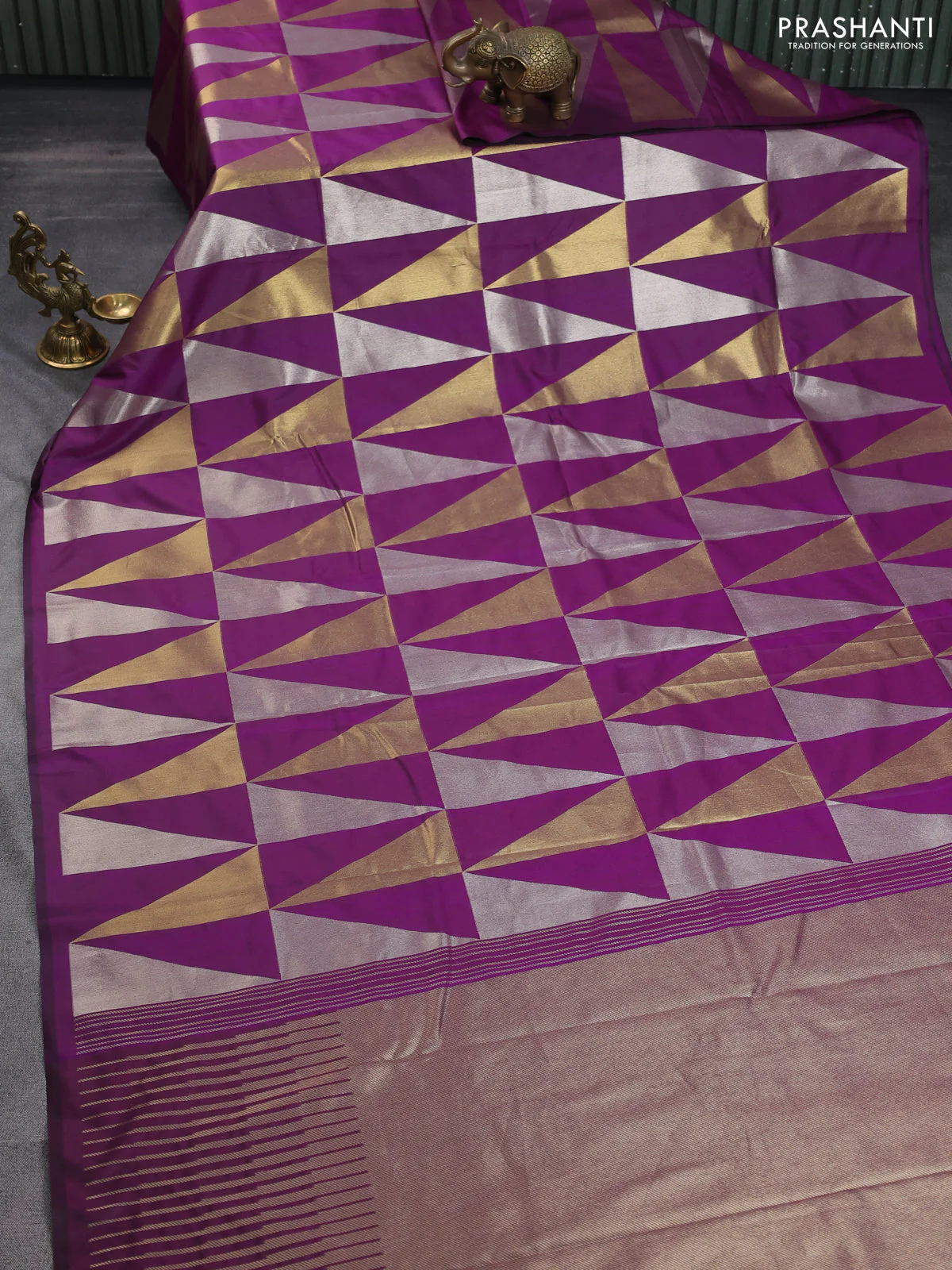 Semi soft silk saree purple with allover silver & gold geometric weaves in borderless style - Image 2
