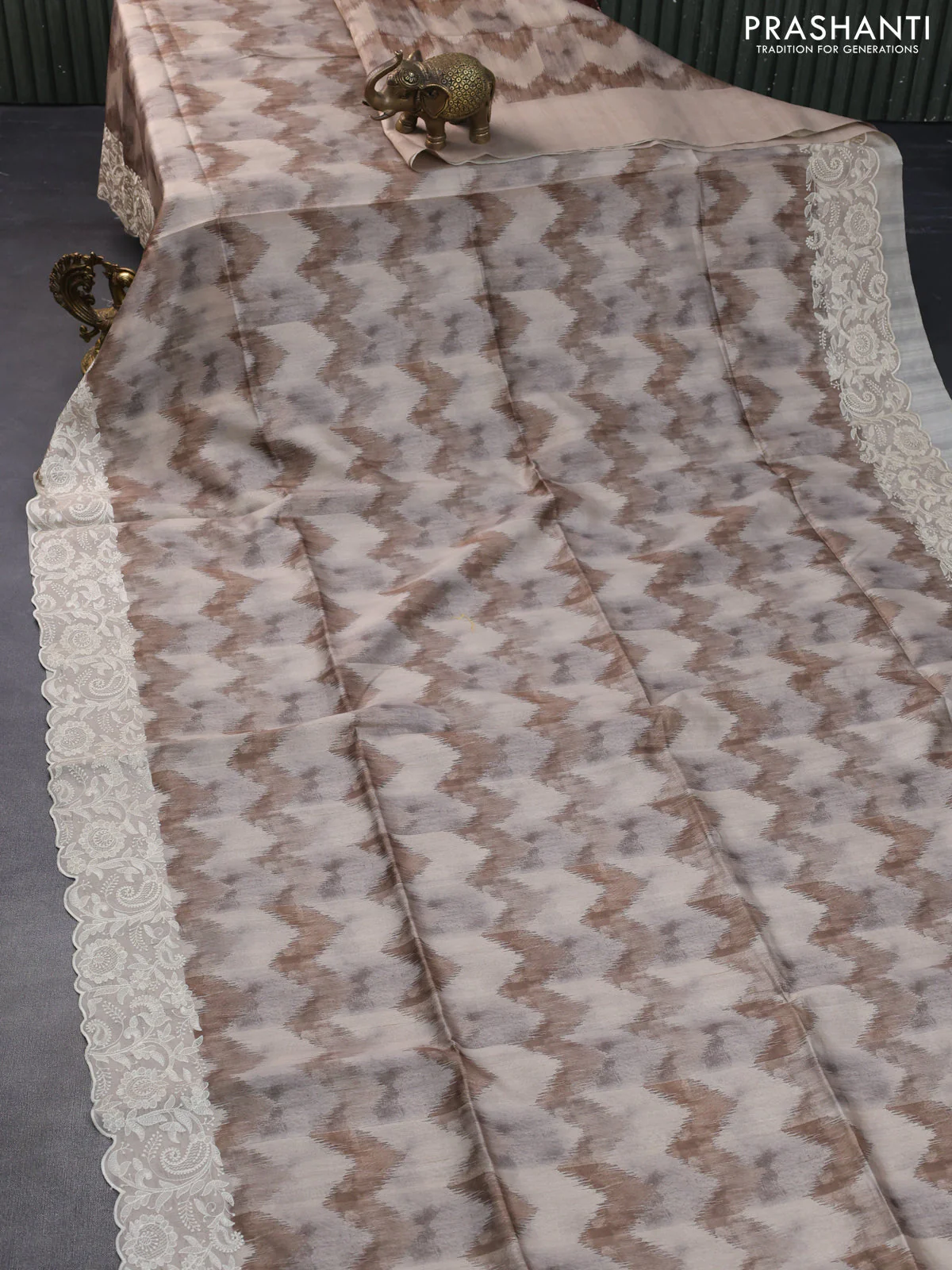 Semi tussar saree beige with allover zig zag digital prints and chikankari work border - Image 2