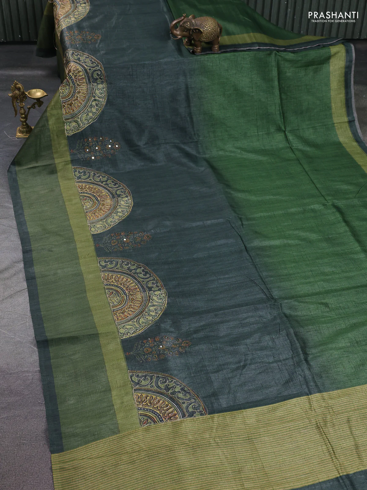 Semi tussar saree grey and green with plain body and mirror embridery work - Image 2