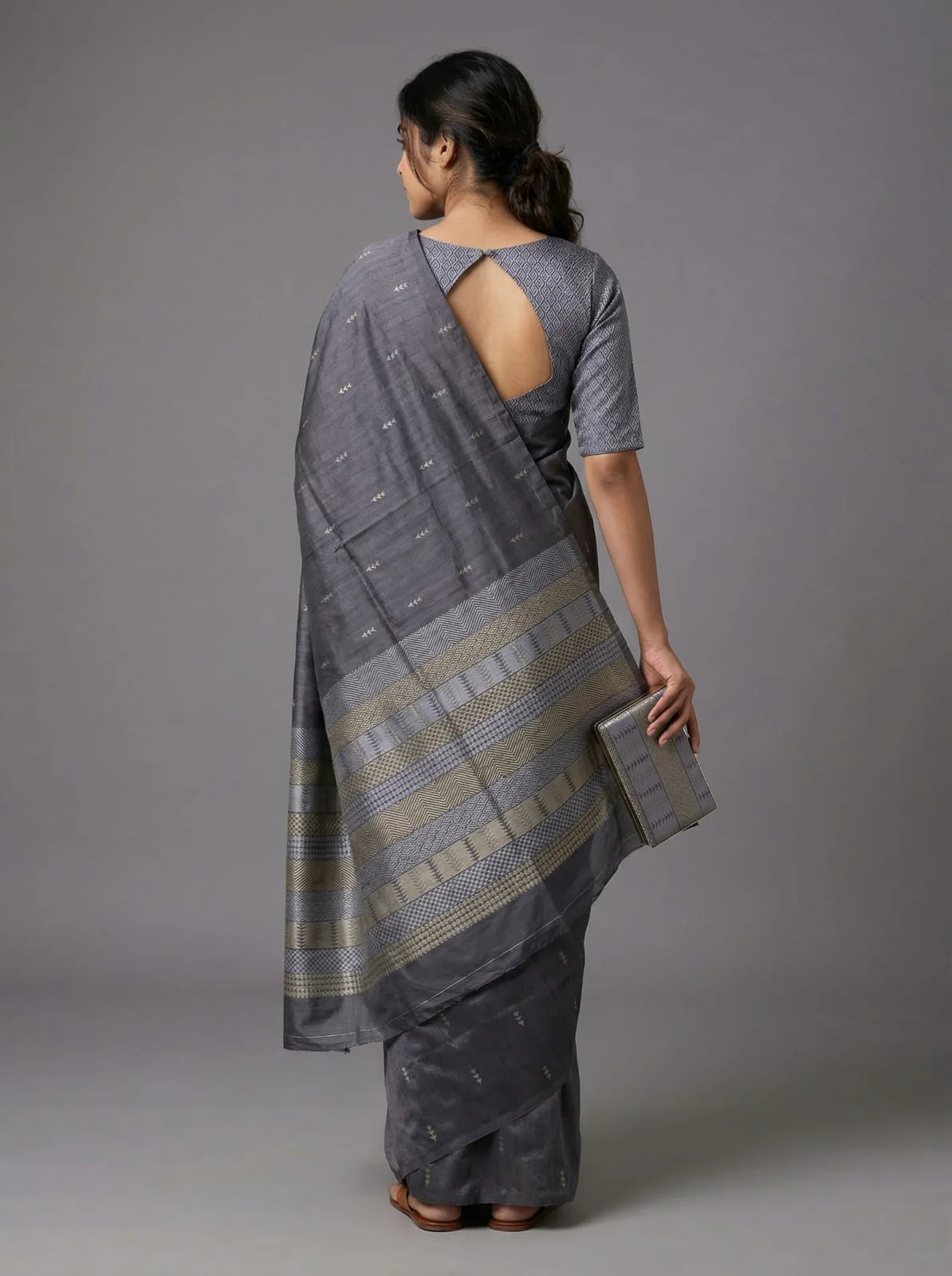 Semi tussar saree grey shade with thread woven buttas & purse - Image 3