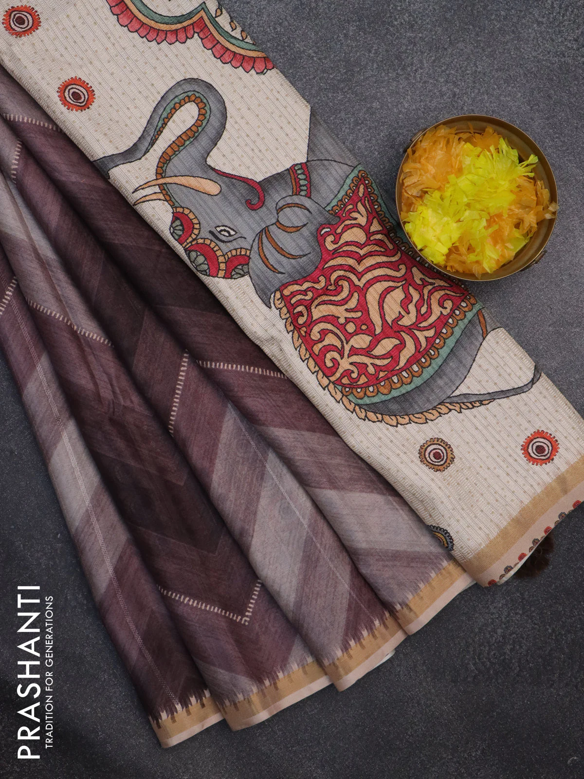 Semi tussar saree greyish brown and beige with allover zig zag saree and kalamkari printed pallu - Image 2