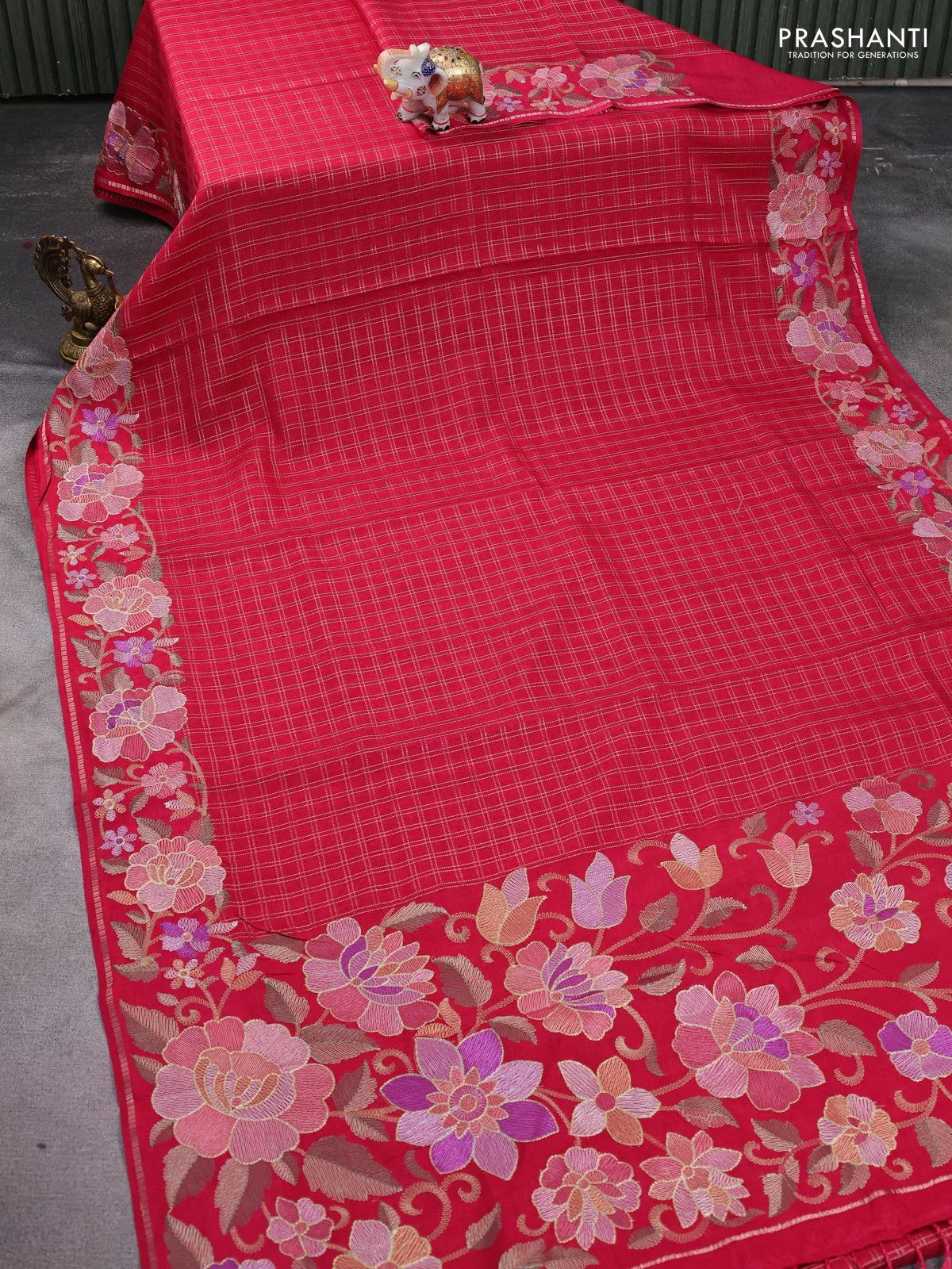 Semi tussar saree pink with allover zari checked pattern and embroidery border - Image 2