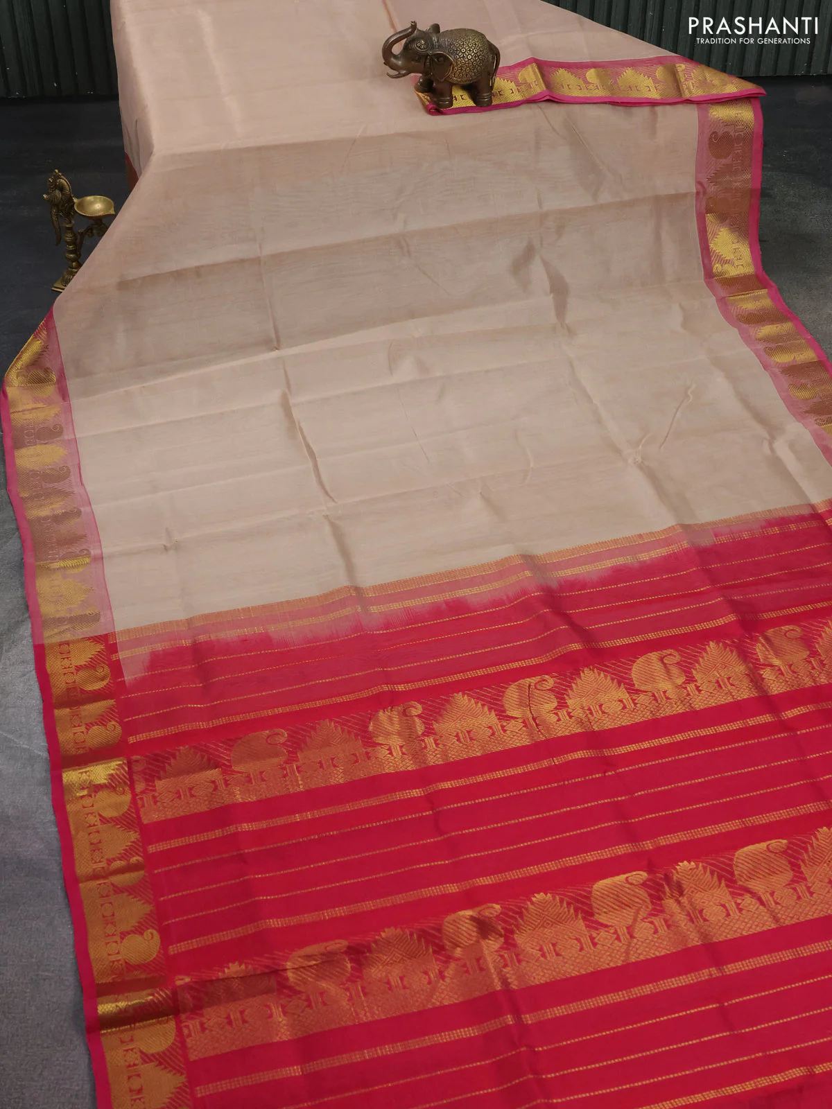 Silk cotton saree beige and pink with plain body and temple & paisley zari woven butta border - Image 2
