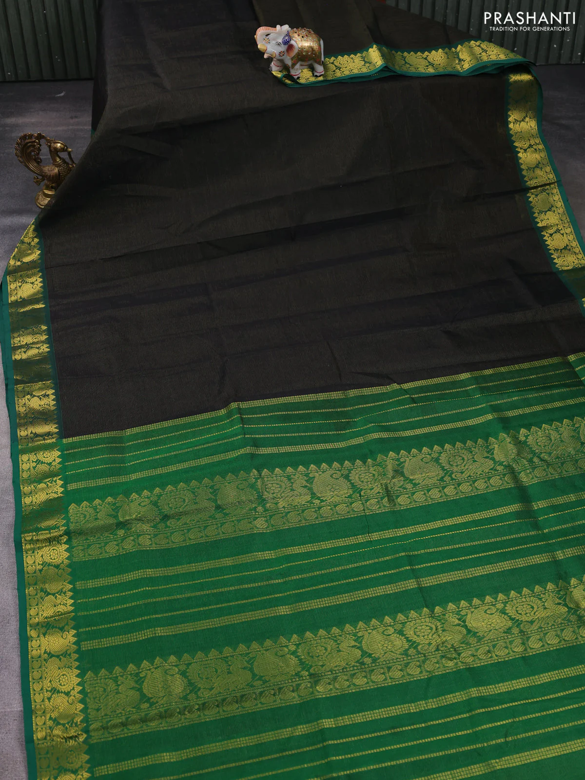 Silk cotton saree black and bottle green with allover vairosi pattern and annam zari woven border - Image 2