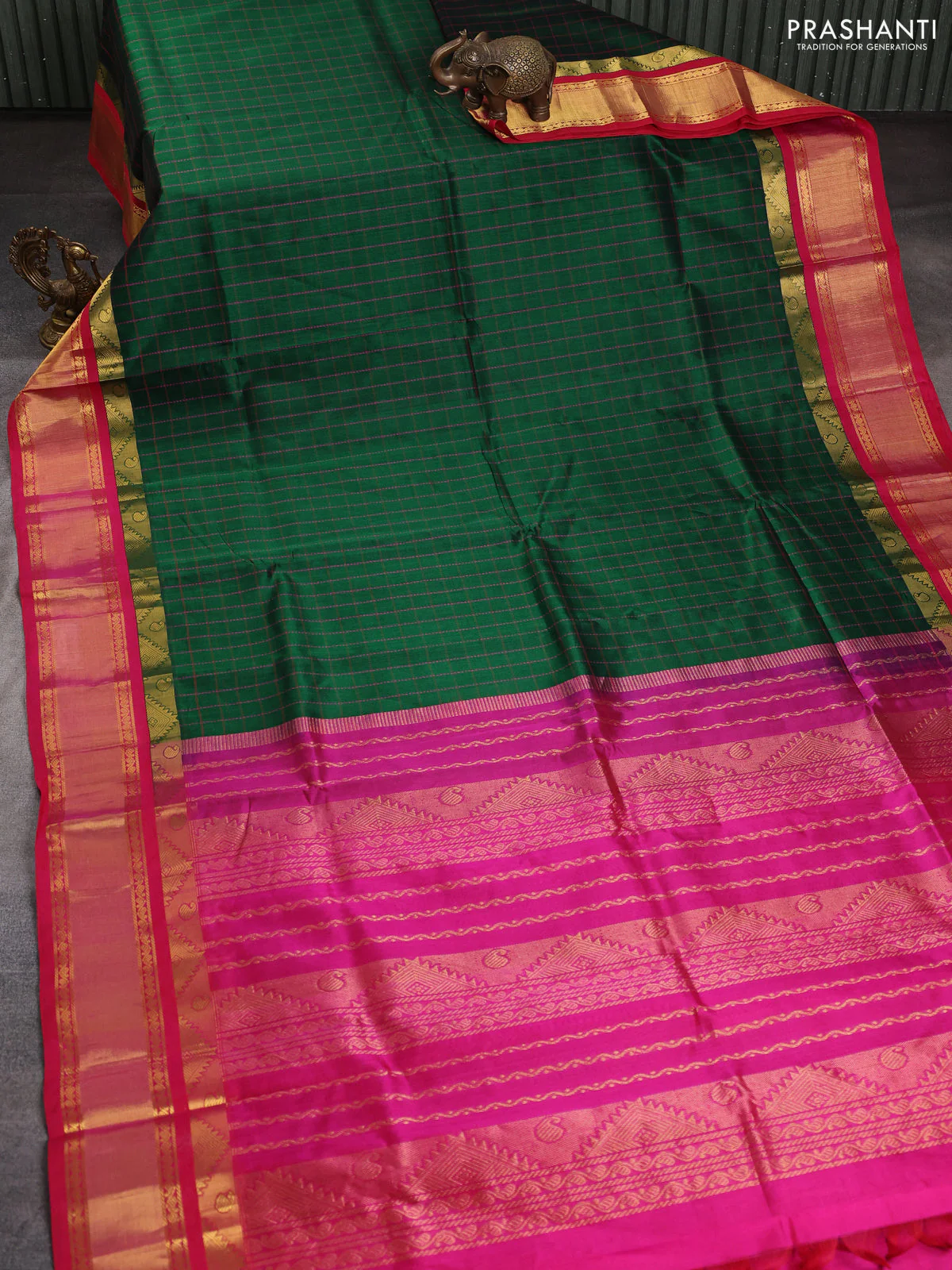 Silk cotton saree bottle green and pink with allover checked pattern and temple rettapet zari woven korvai border - Image 2