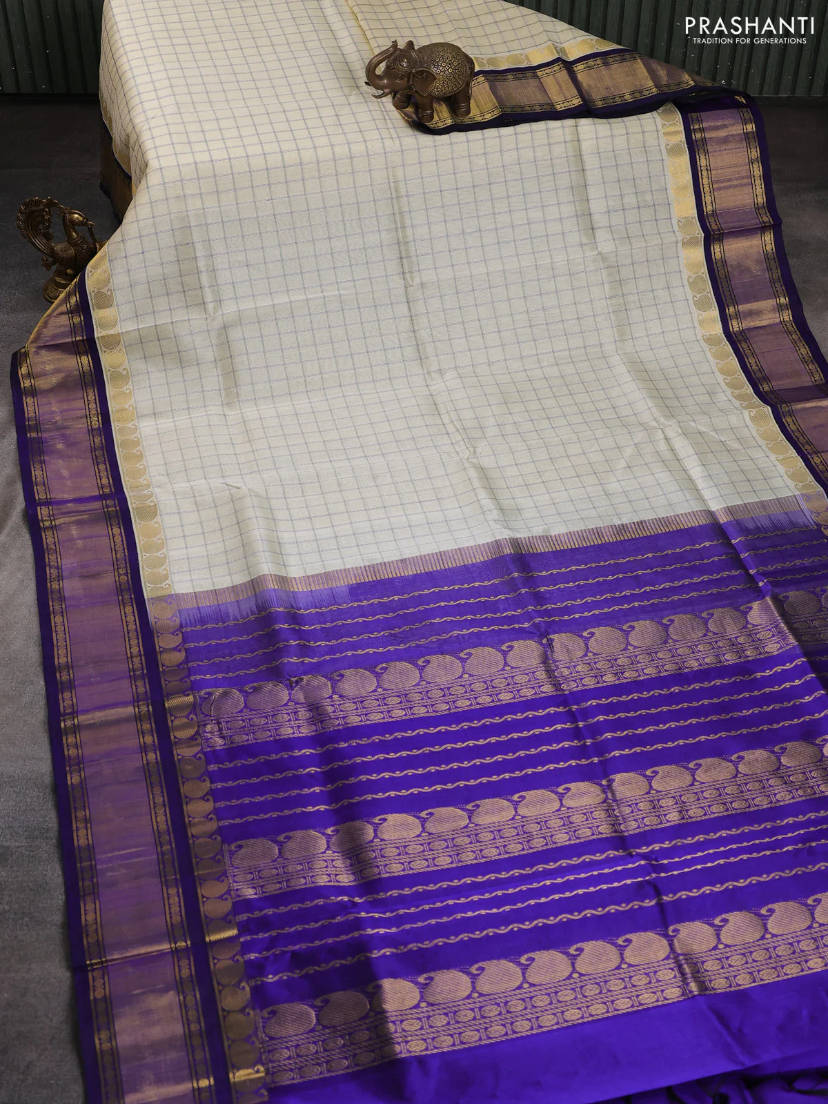 Silk cotton saree cream and blue with allover checked pattern and paisley rettapet zari woven korvai border - Image 2