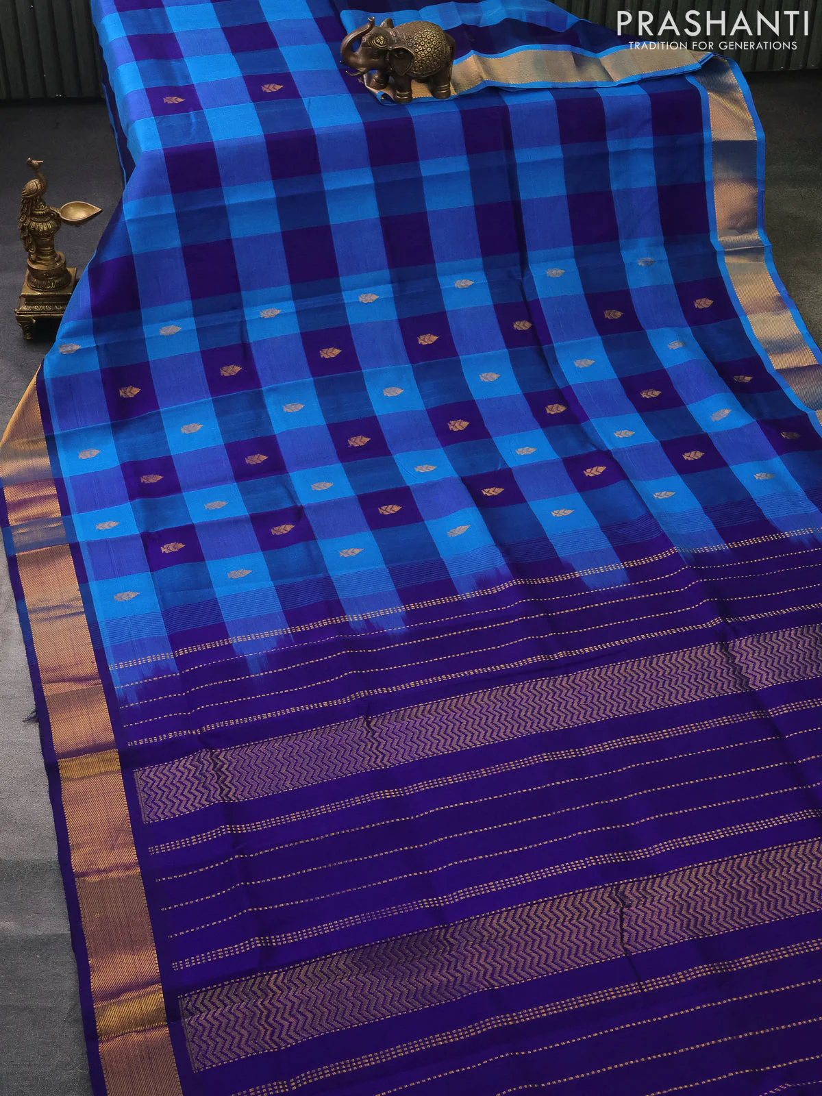 Silk cotton saree cs blue and blue with allover paalum pazhamun checks & zari buttas and zari woven border - Image 2