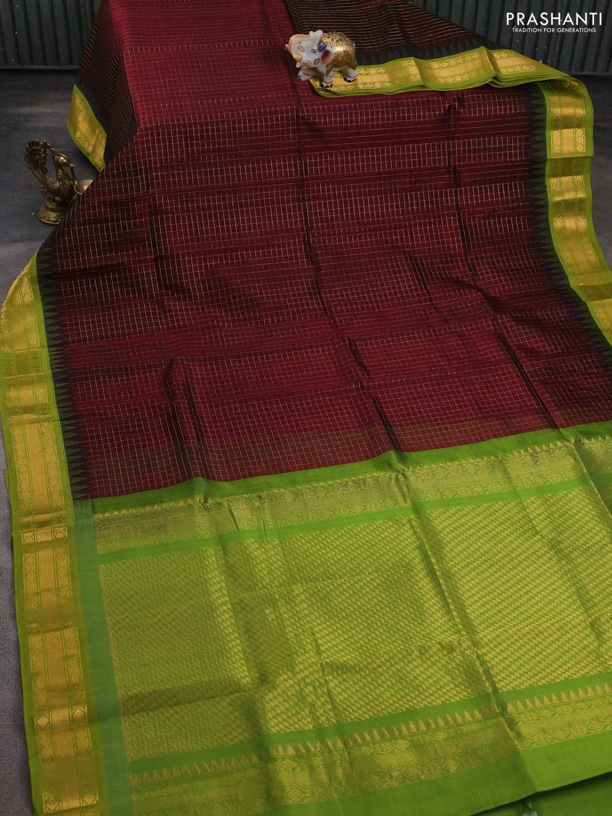 Silk cotton saree deep maroon and light green with allover small zari checked pattern and temple design zari woven korvai border - Image 2