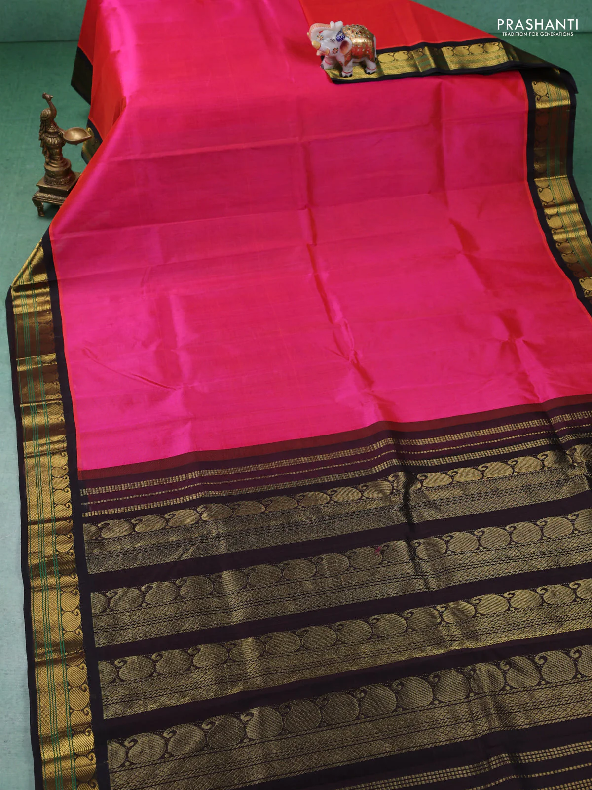 Silk cotton saree dual shade of pink and black with plain body and paisley zari woven korvai border - Image 2