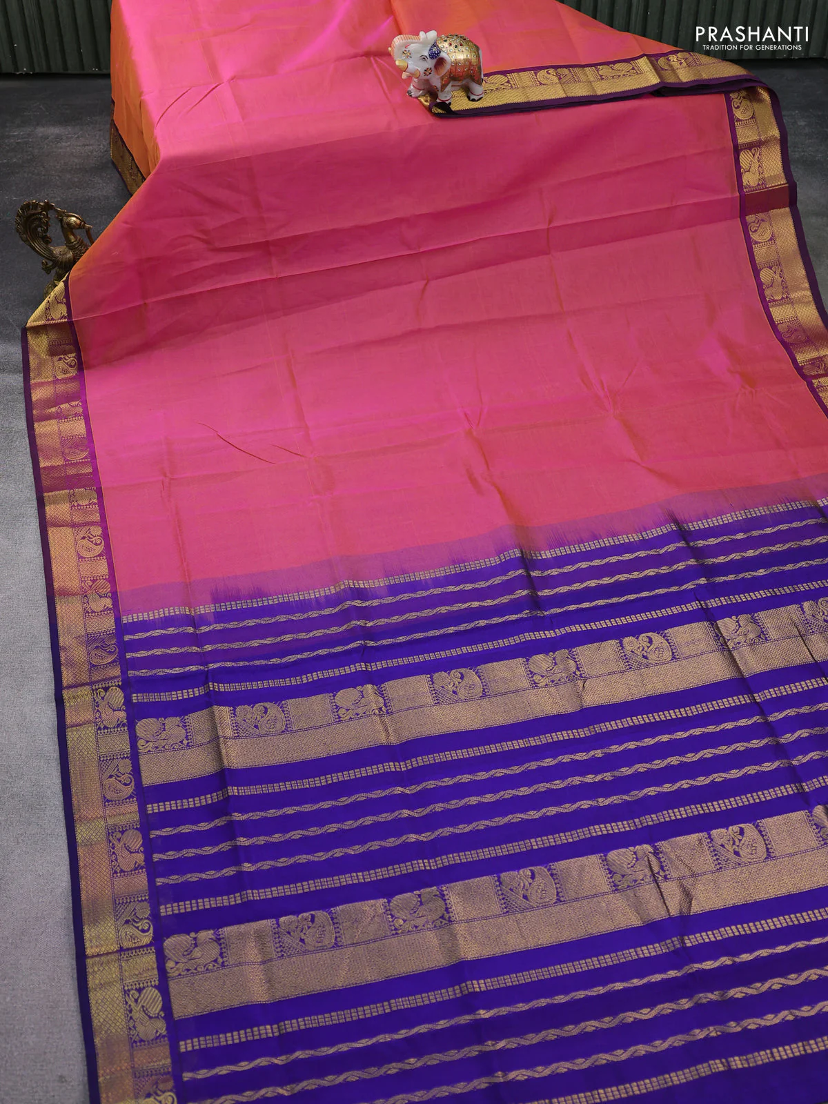 Silk Cotton saree dual shade of pink and blue with plain body and zari woven border - Image 2