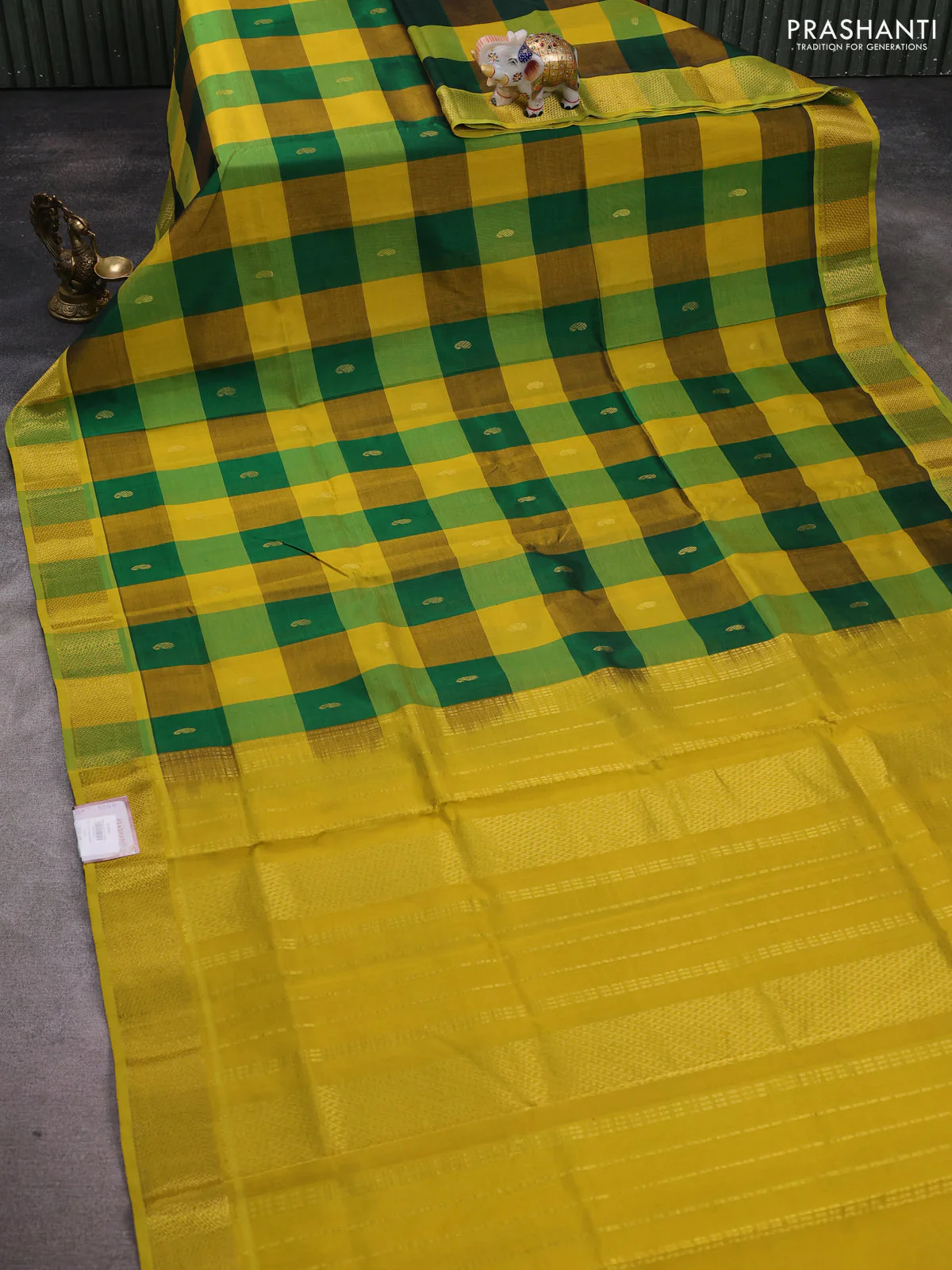 Silk cotton saree green and lime yellow with allover paalum pazhamum checks & buttas and zari woven border - Image 2
