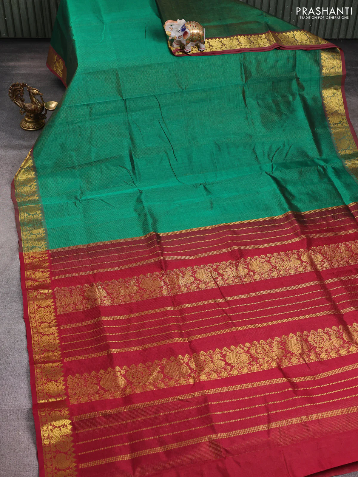 Silk cotton saree green and maroon with allover vairosi pattern and zari woven border - Image 2