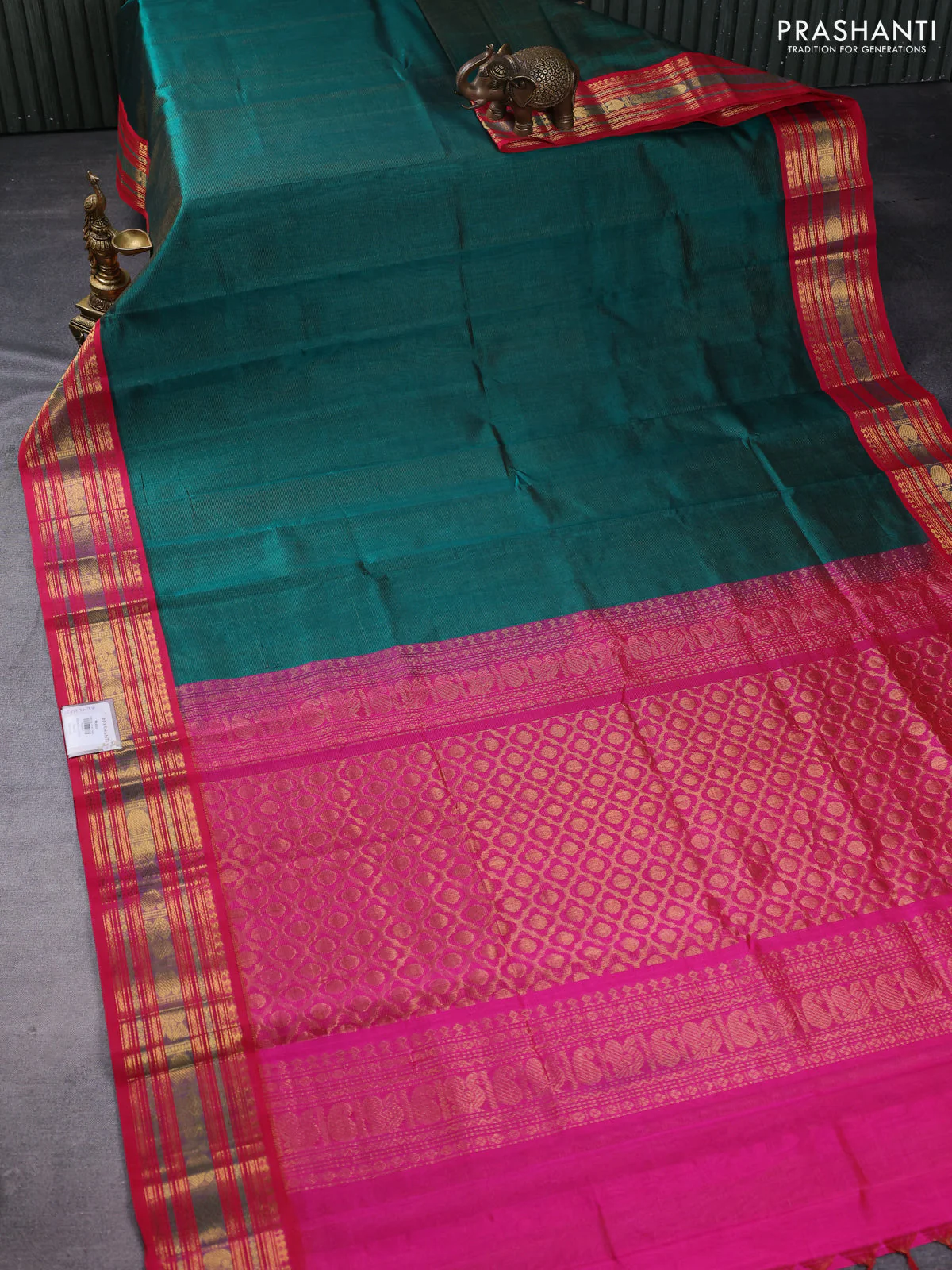 Silk cotton saree green and pink with allover vairosi pattern and zari woven korvai border - Image 2