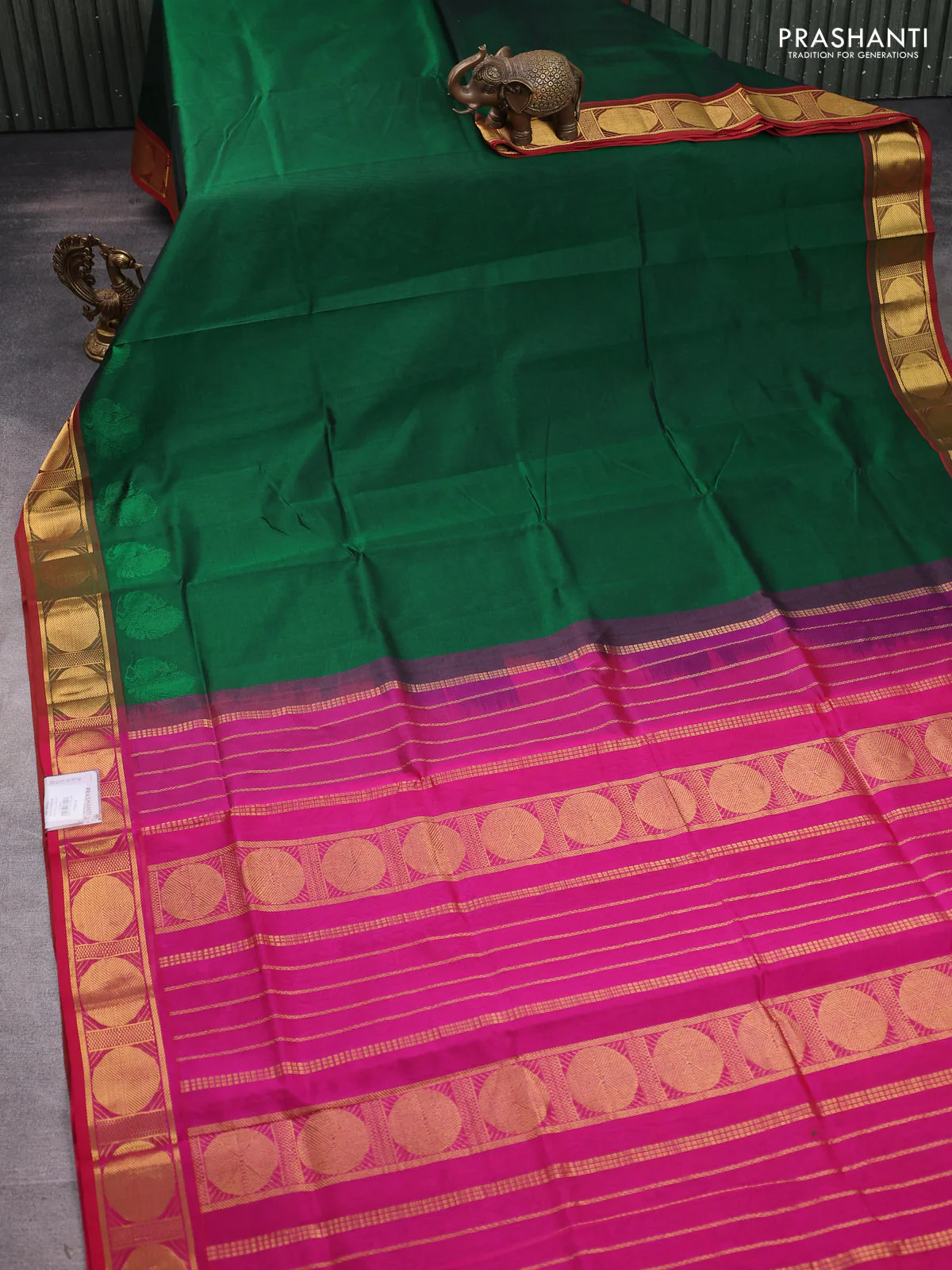 Silk cotton saree green and pink with plain body and zari woven border - Image 2