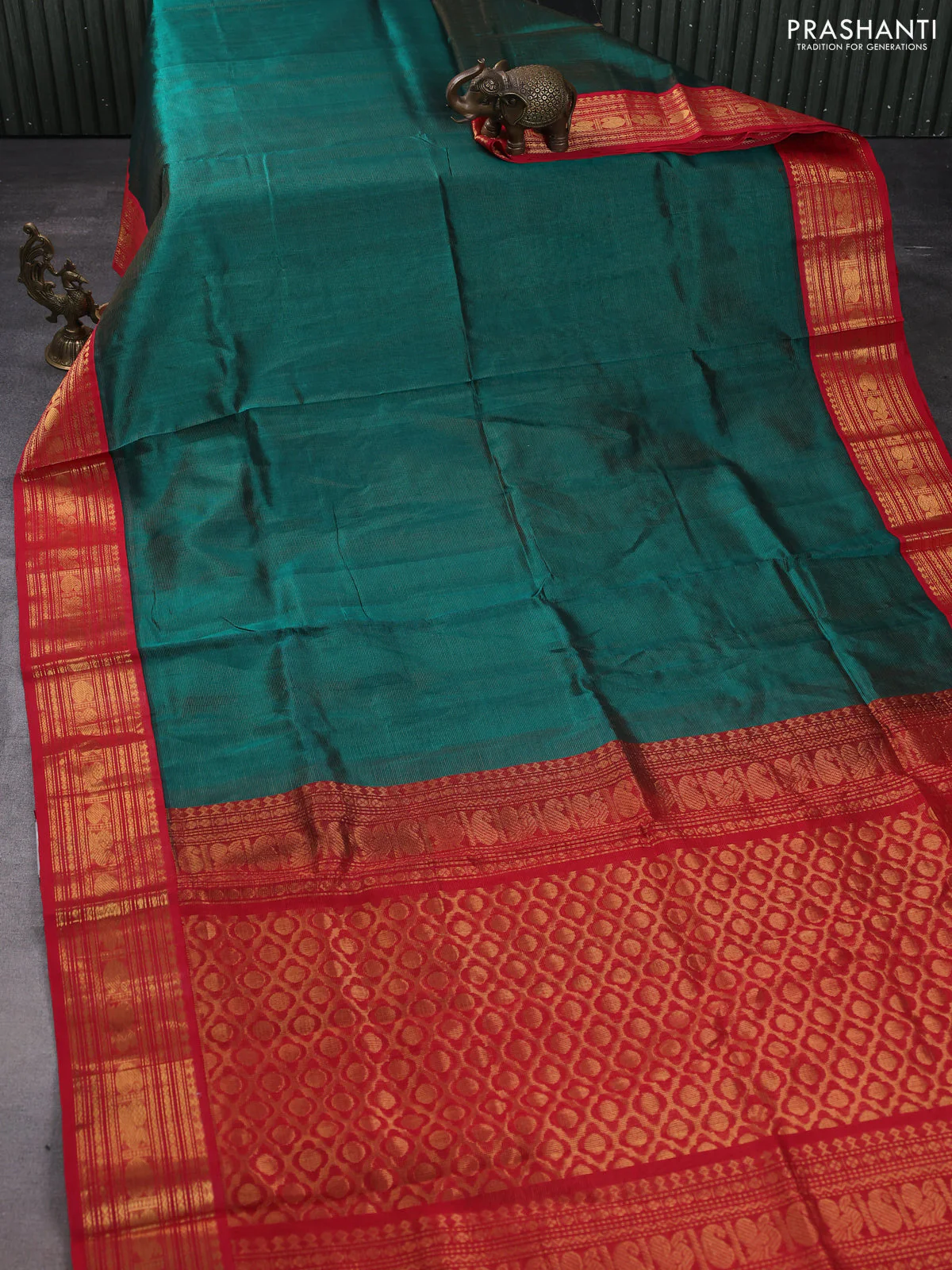 Silk cotton saree green and red with allover vairaosi pattern and zari woven korvai border - Image 2