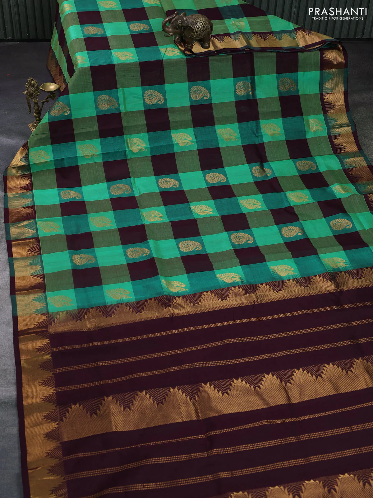 Silk cotton saree green and wine shade with allover paalum pazhamum checks & buttas and zari woven border - Image 2